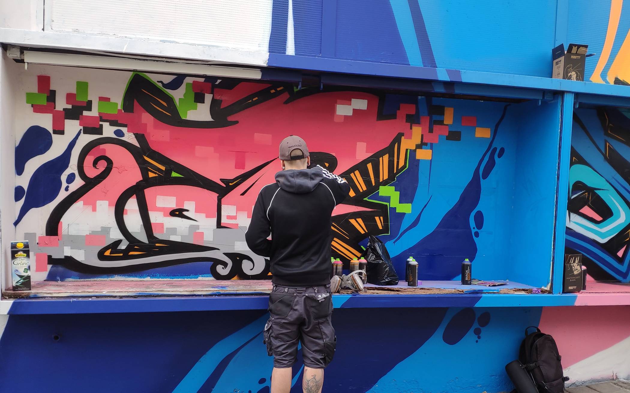 Junge Graffitimaler haben den Durchgang entlang