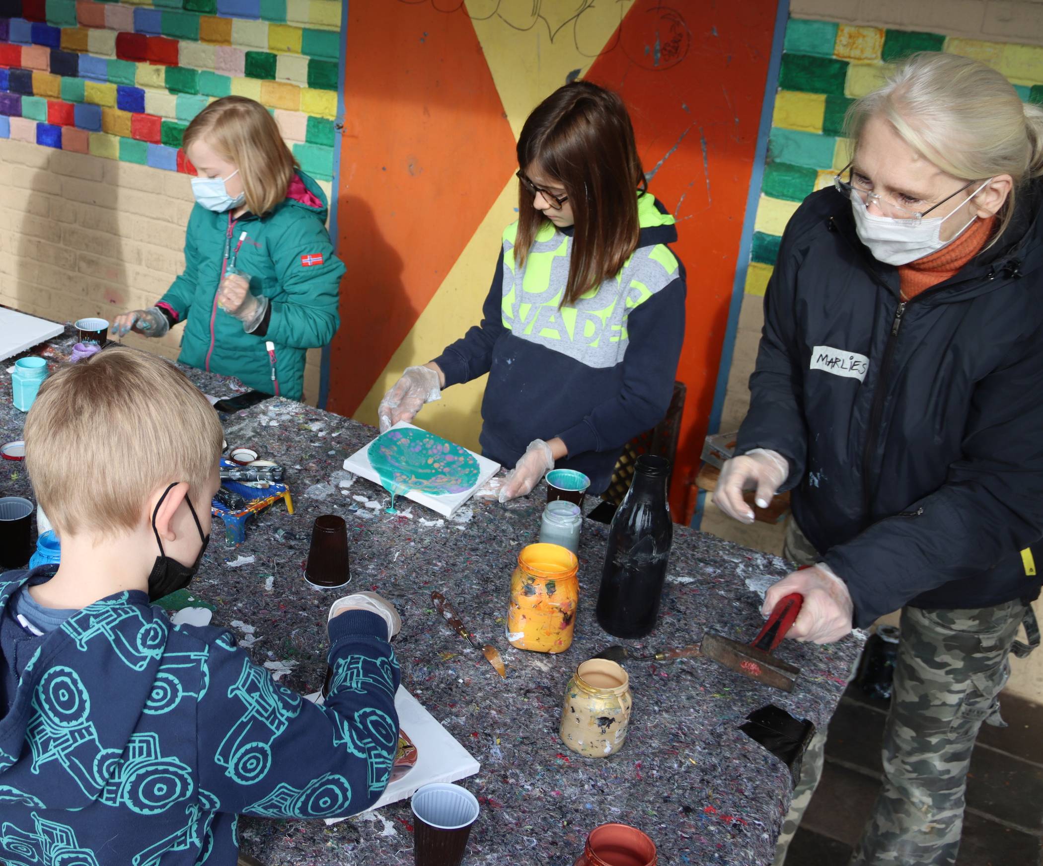 Gemeinsam ließen die Kinder und Künstlerin Marlies Garthe tolle Kunstwerke entstehen. 