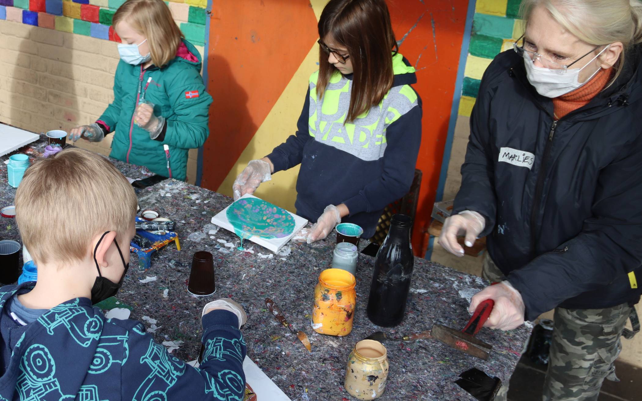 Gemeinsam ließen die Kinder und Künstlerin