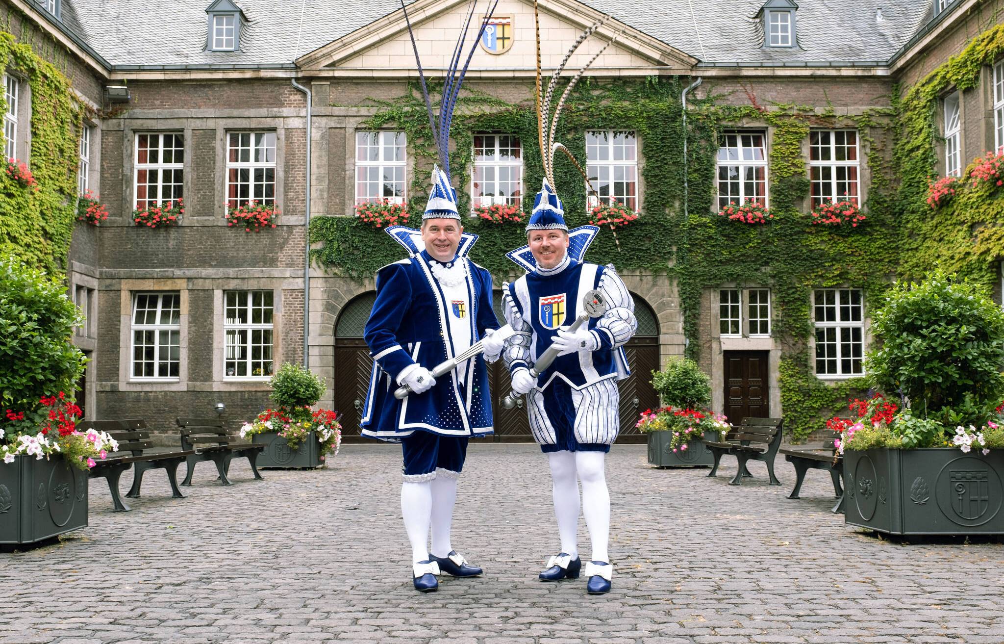 Das Ende der Amtszeit von Prinz Axel I. und Prinz Niersius Thorsten nähert sich. Zum Sessionsauftakt am 11.11. werden die noch amtierenden Tollitäten durch OB Felix Heinrichs „entfedert“.  