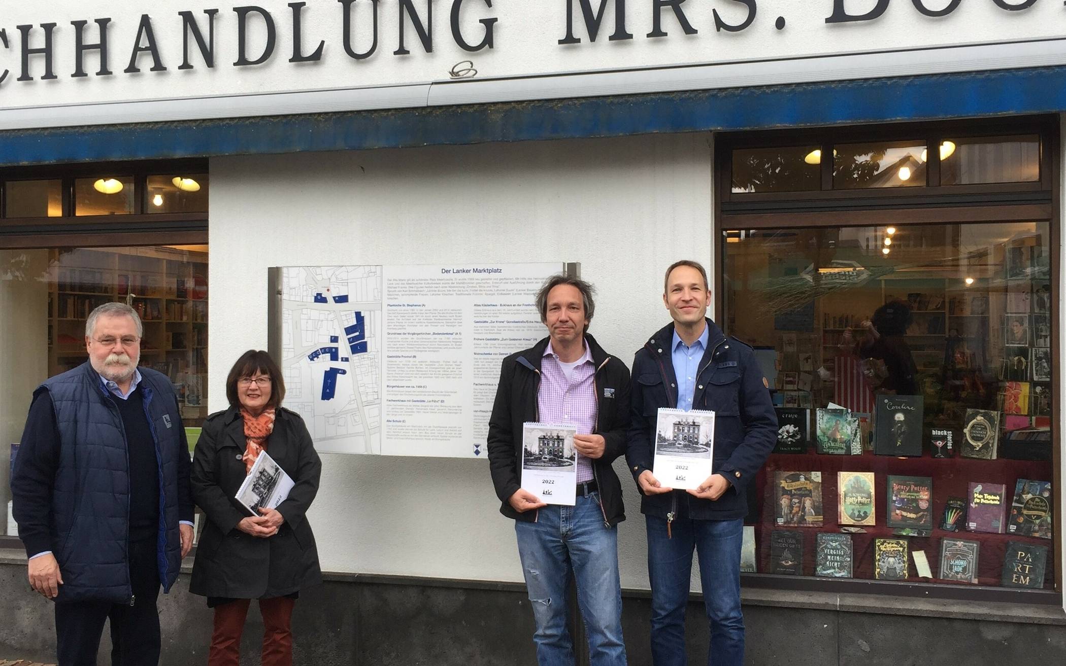  Präsentierten den neuen Kalender des Heimatkreises Lank in der Buchhandlung Mrs. Books (v.l.): Franz-Josef Jürgens, Helga Ebner, Jörg Wartchow und Thomas Günther. 
