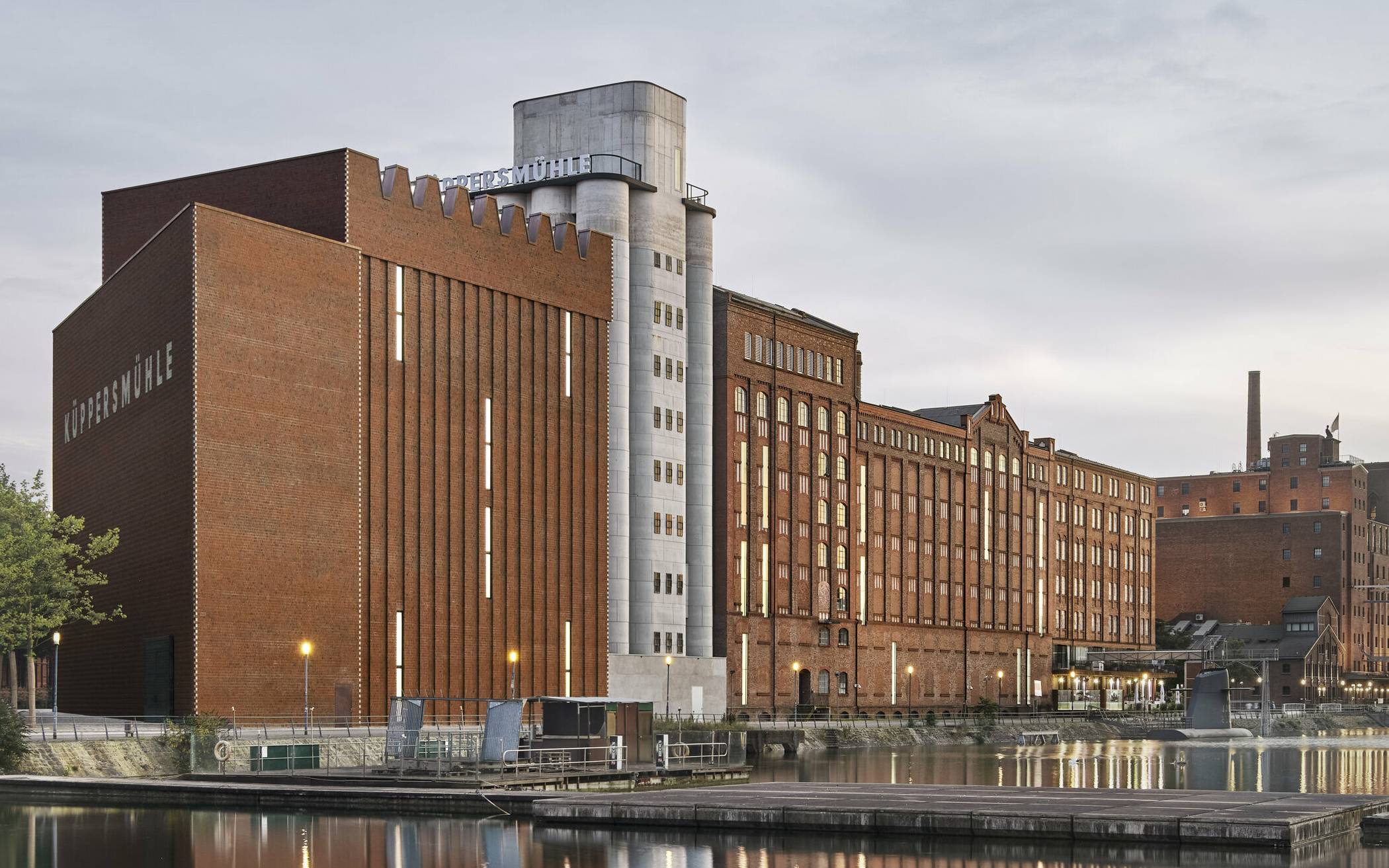 Die Küppersmühle schräg vom Wasser aus;