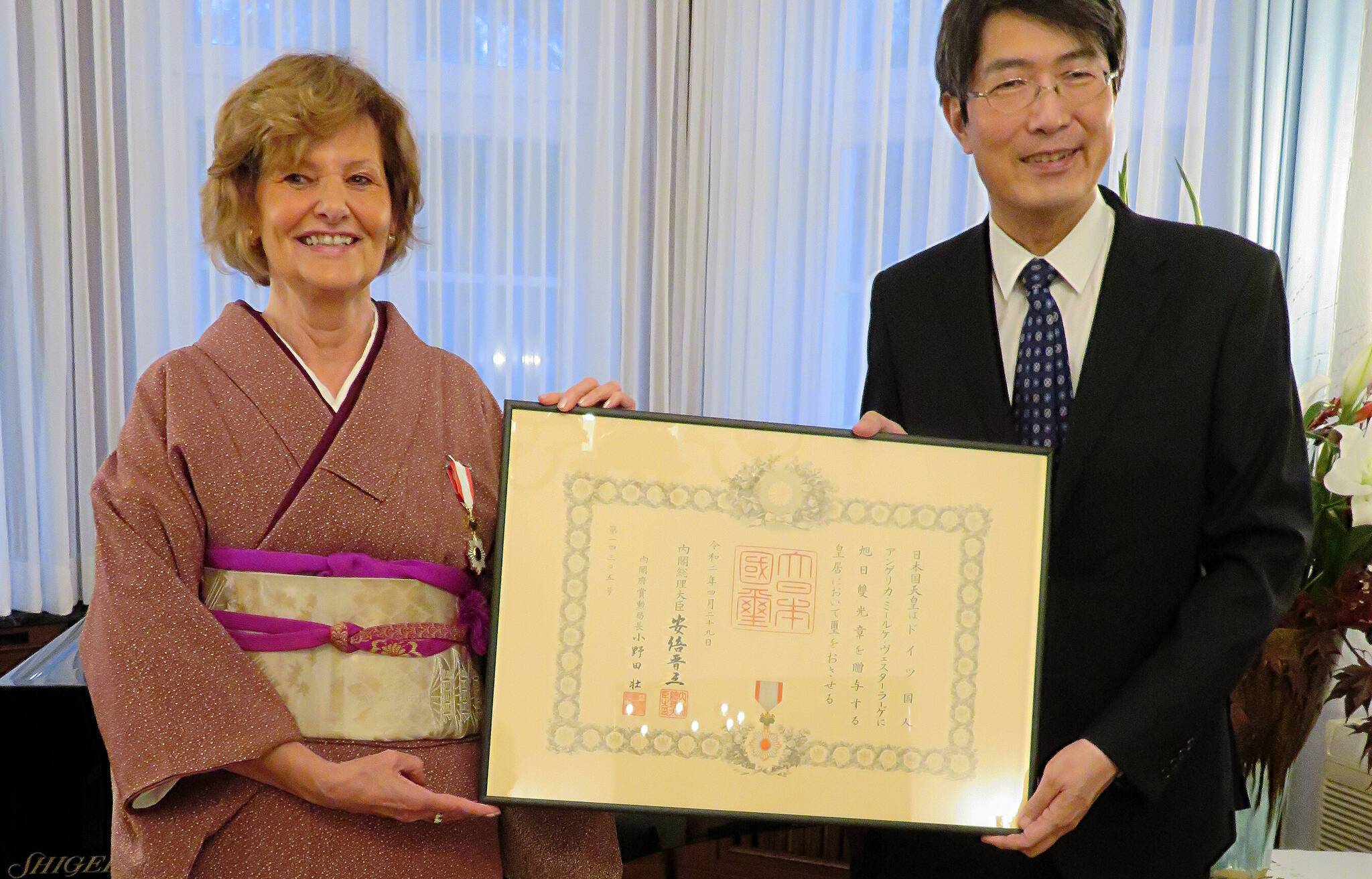  Der japanische Generalkonsul Kiminori Iwama überreichte den „Orden der Aufgehenden Sonne, goldene und silberne Strahlen“ an Meerbuschs ehemalige Bürgermeisterin Angelika Mielke-Westerlage. 
  