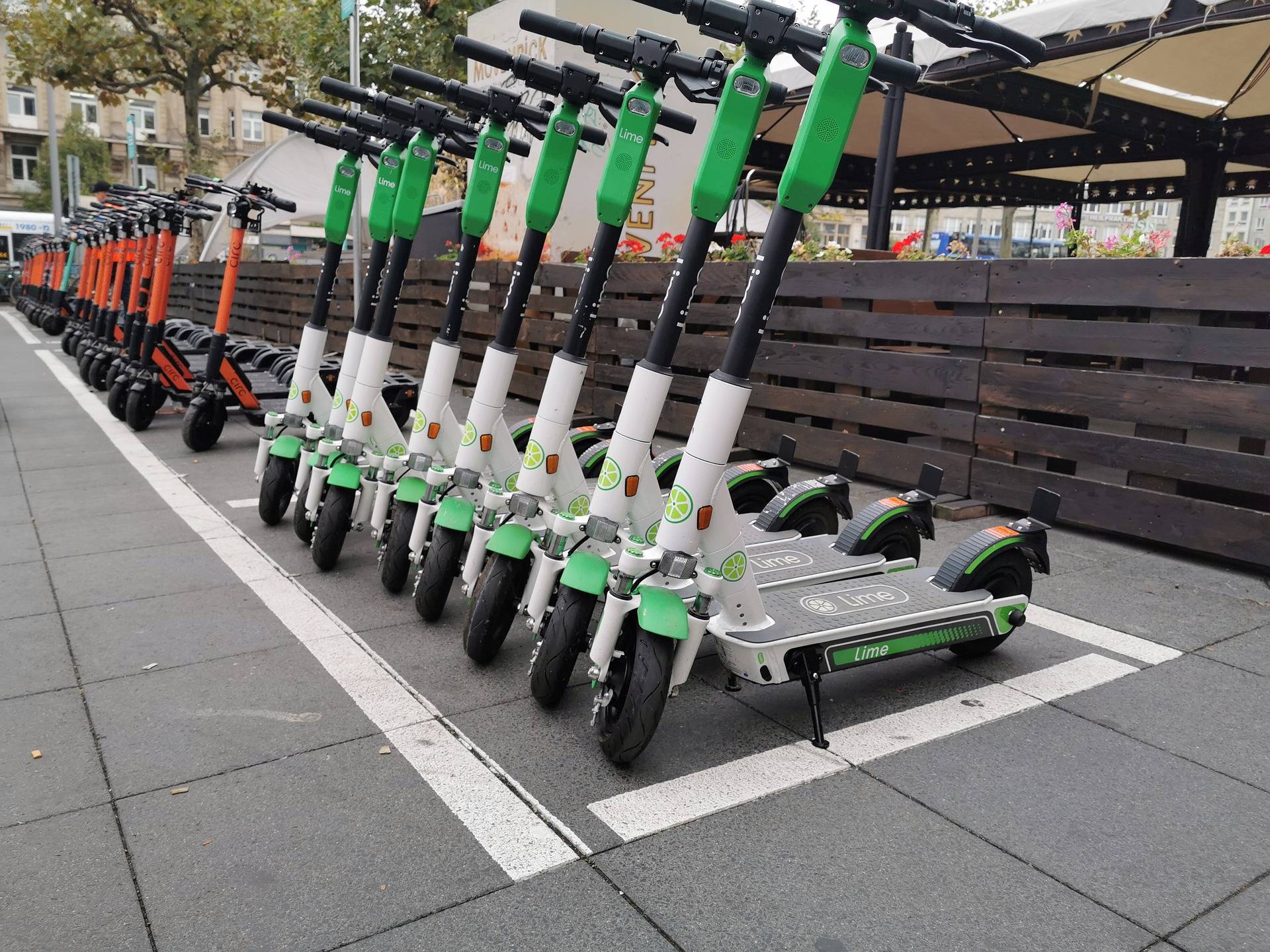 Die Firma Lime bietet jetzt in Meerbusch E-Scooter und E-Bikes zum Verleih an. 