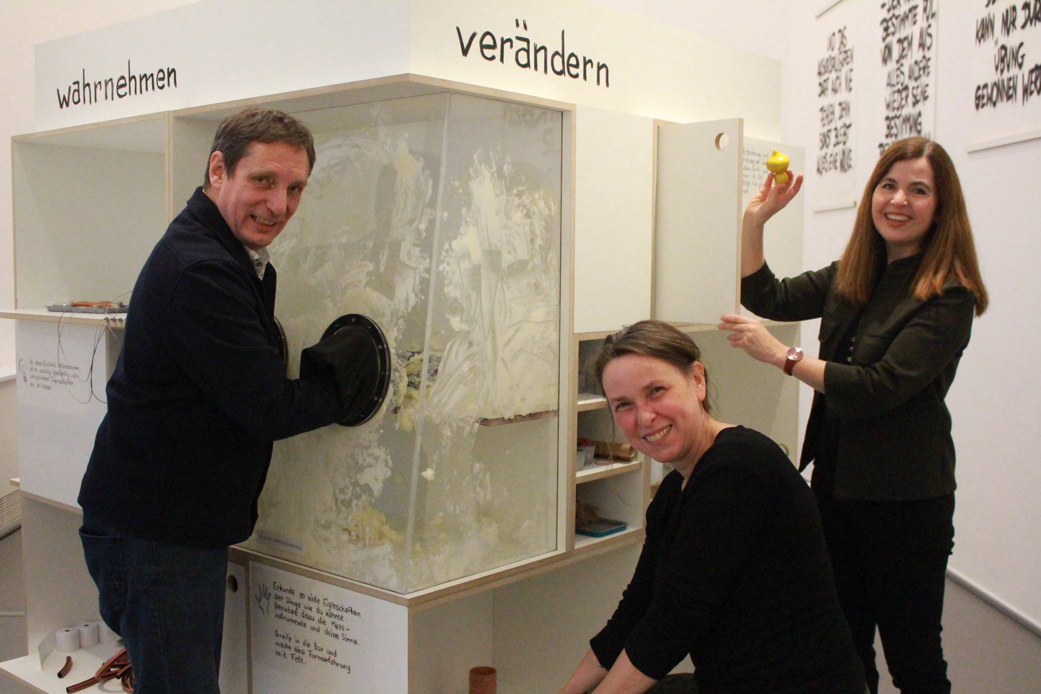 Mitmachaktion: Im Studio 2 des Kaiser-Wilhelm-Museums ist begleitend zur Ausstellung über die Kunstrevolutionäre Joseph Beuys und Marcel Duchamp ein Schrank mit vielfältigen Betätigungsmöglichkeiten installiert. Museumsleiterin Katia Baudin (r.), Kuratorin Dr. Magdalena Holzhey und Museumspädagoge Thomas Janzen gehen mit viel Spielfreude ans Werk. Die Besucher, vor allem die Kinder, können es ihnen nachtun. Foto: Müller