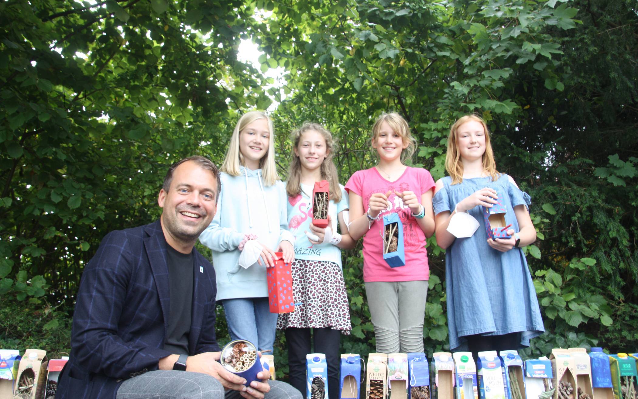 Bürgermeister Christian Pakusch mit den Schülerinnen