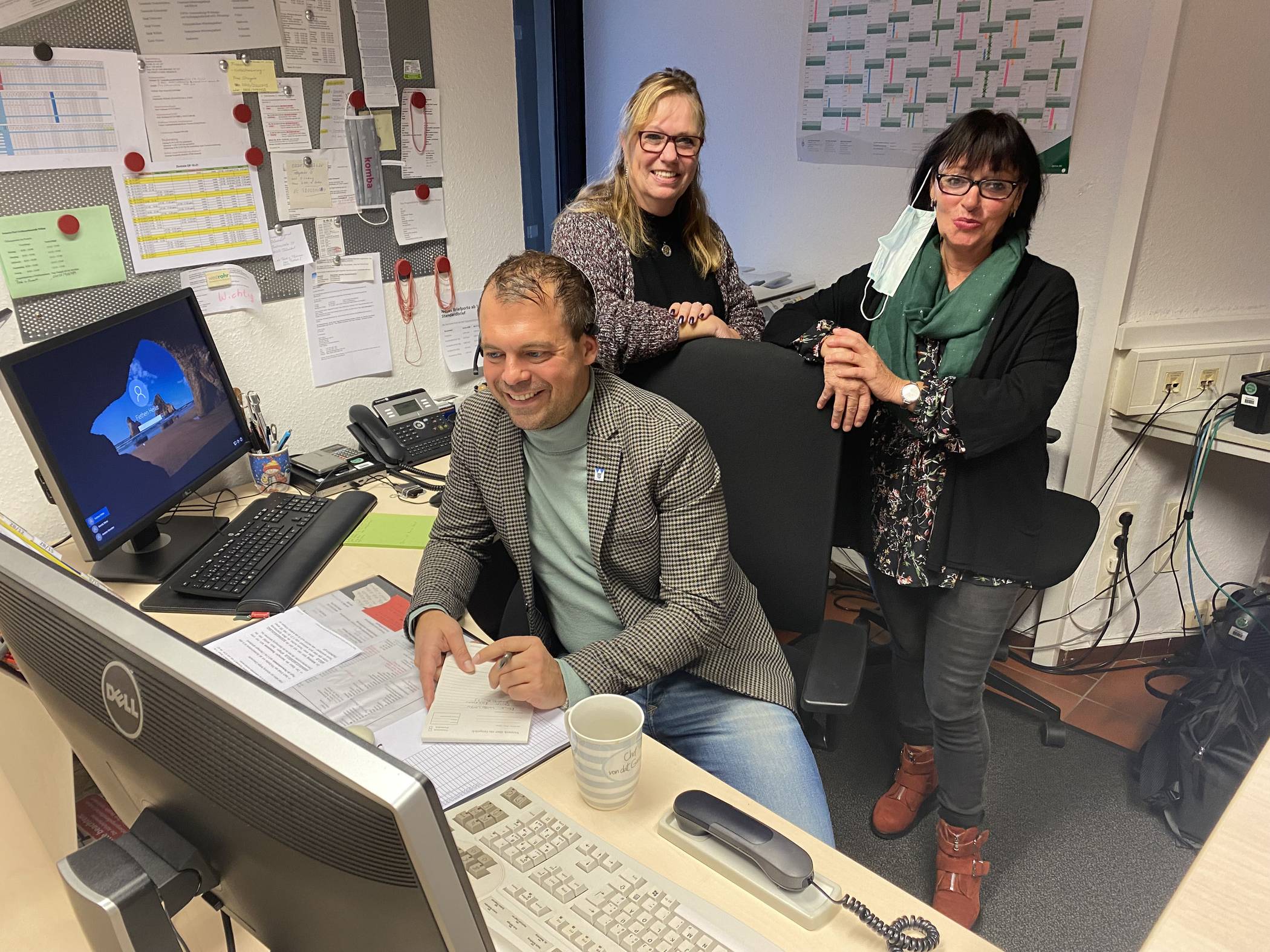  Wie funktioniert das so in der Telefonzentrale? Bürgermeister Christian Pakusch hospitierte kurz in der Telefonzentrale. 