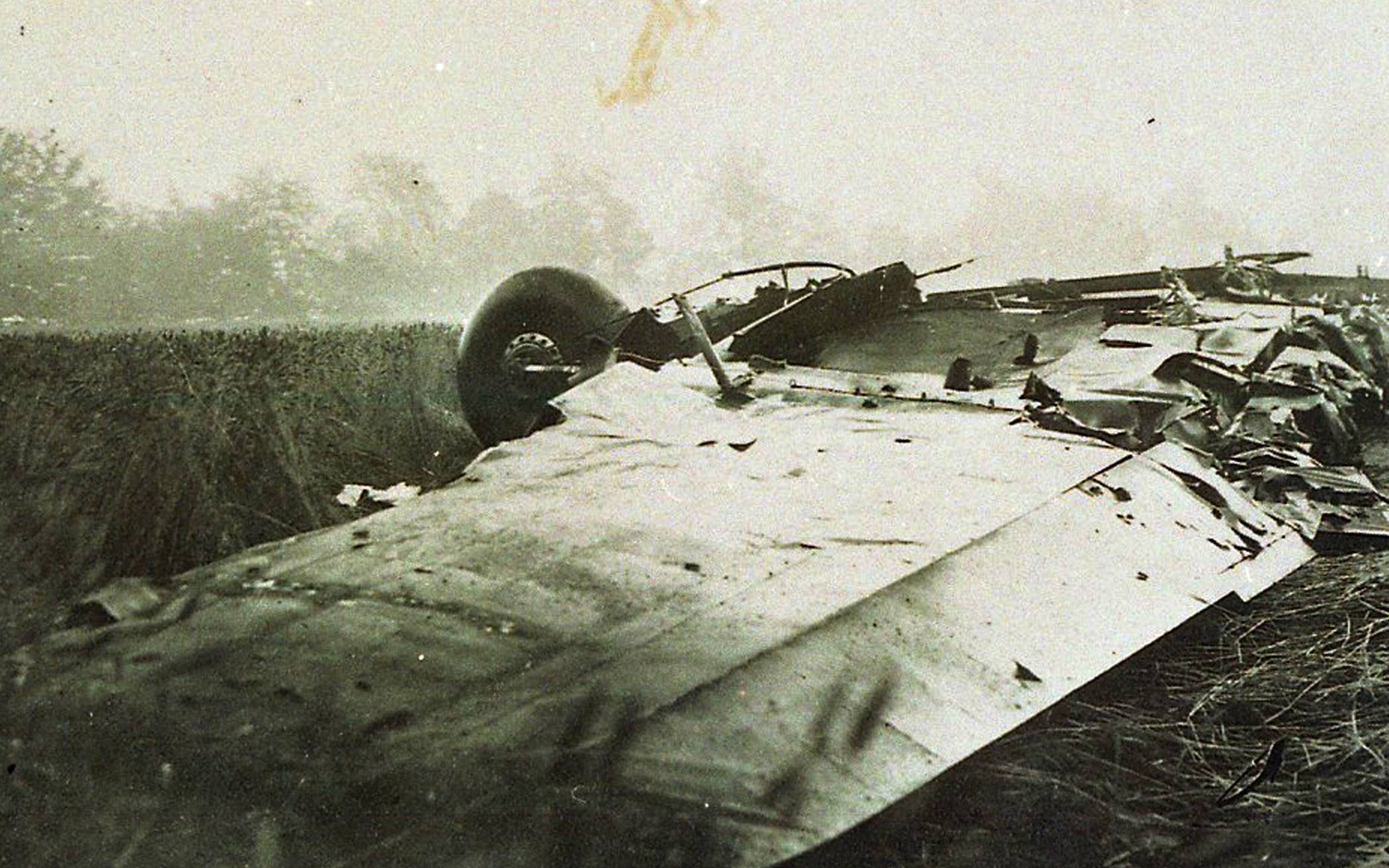 Wrackteile der abgeschossenen Lancaster (großes Foto).