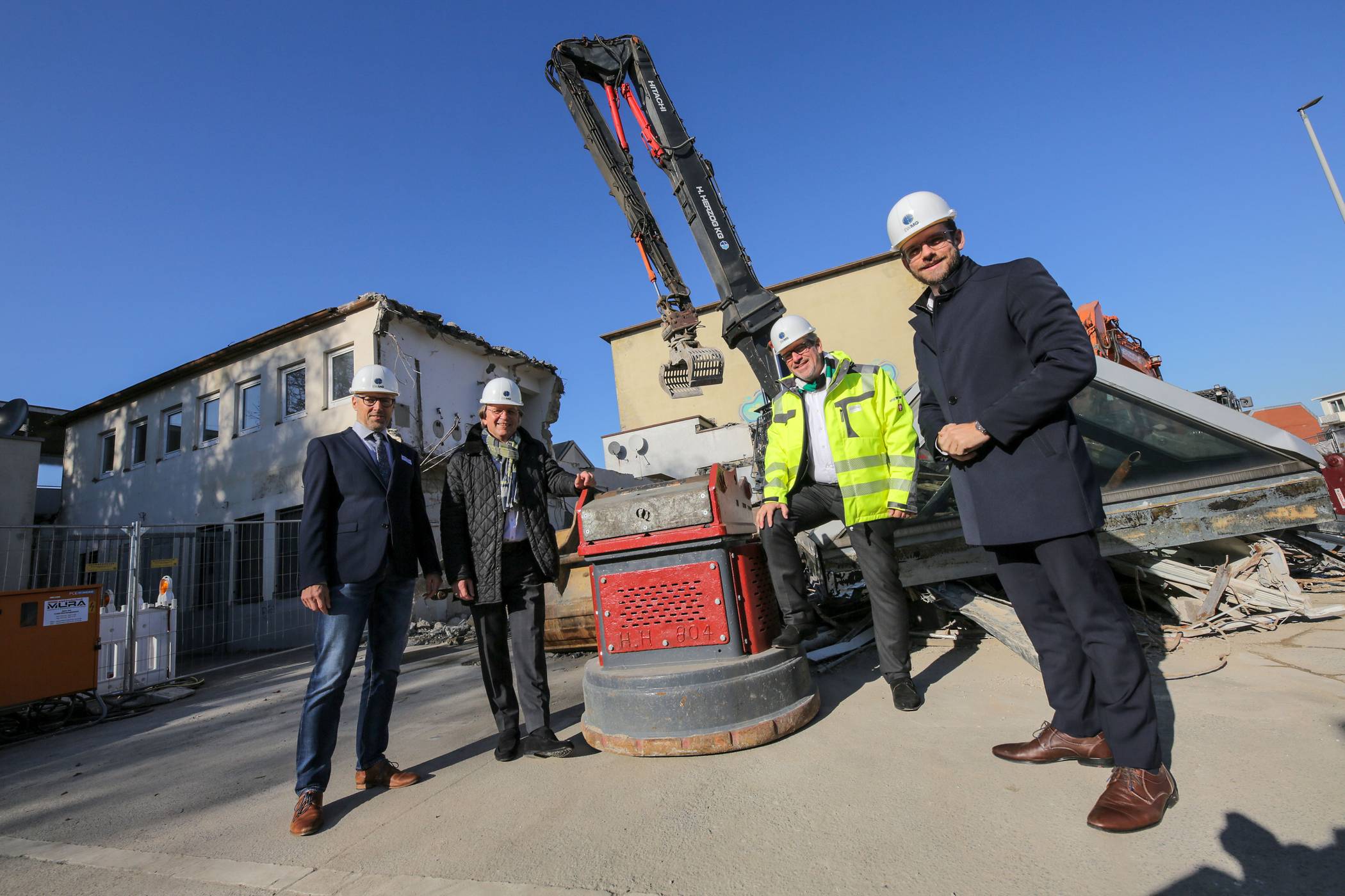Abriss-Start am Hbf. Rheydt: Auf der Baustelle versammelten sich (v.l.) Polizeipräsident Mathis Wiesselmann, Stadtdirektor und Technischer Beigeordneter Dr. Gregor Bonin, Vorsitzender der EWMG-Geschäftsführung Dr. Ulrich Schückhaus und Oberbürgermeister Felix Heinrichs.  