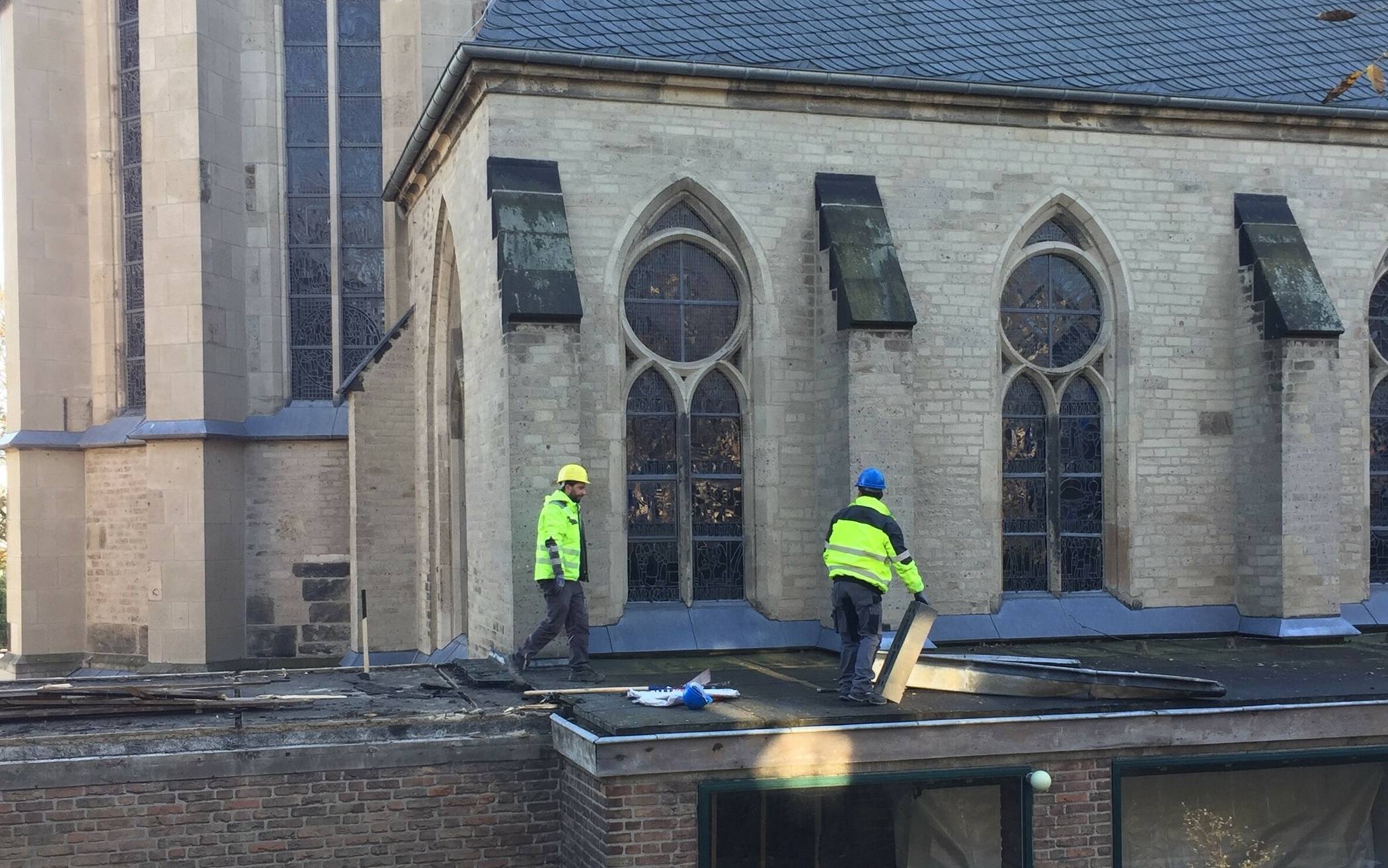 Am Brunnenhof in Mönchengladbach haben diese Woche die ersten Voarbeiten zur Neugestaltung begonnen. Zunächst wurde der alte Verbindungsgang zwischen Sakristei und Münster für den Abriss vorbereitet. 
  