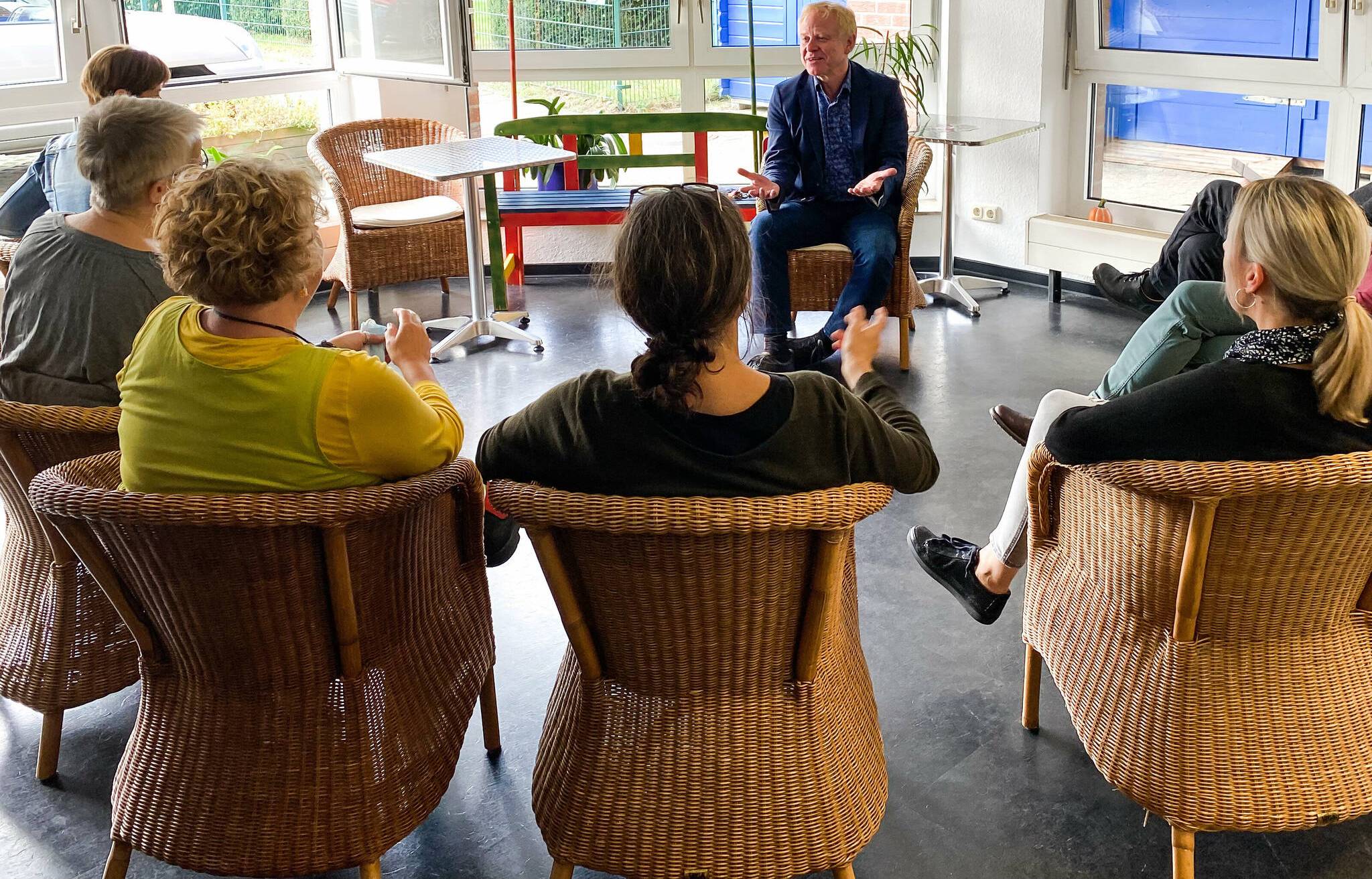  Georg Meurer leitet das Kontaktbüro Pflegeselbsthilfe in Mönchengladbach. Zur Zeit gibt es vier Selbsthilfegruppen für pflegende Angehörige. 
  