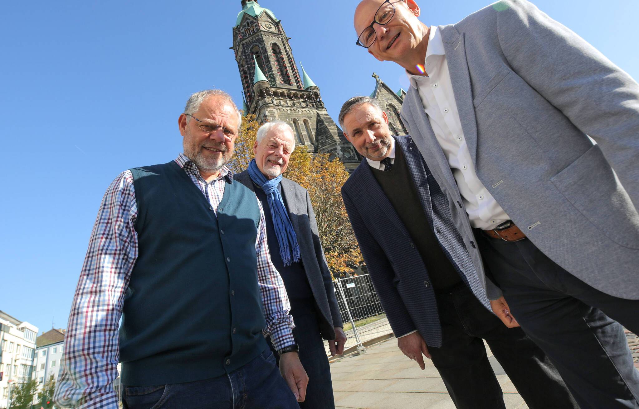 Sie nehmen die Sanierung in die Hand: der&nbsp; stellvertretende Bauvereins-Vorsitzende Bernd Posters, Bauvereins-Vorsitzender Jochen Semmler, Pfarrer Olaf Nöllen und Projektleiter Dipl.-Ing. Rudolf Thieme (v.l.). 