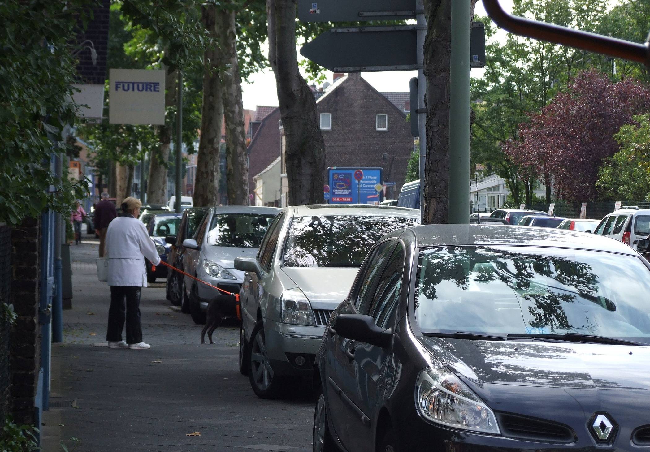  Die Pkw-Dichte in Meerbusch ist hoch. Der Weg von A nach B wird zeitaufwendiger, der Parkdruck (hier auf der Düsseldorfer Straße in Büderich) steigt. Im Zukunftsworkshop machten sich per Zufallsprinzip ausgewählte Meerbuscherinnen und Meerbuscher Gedanken. 