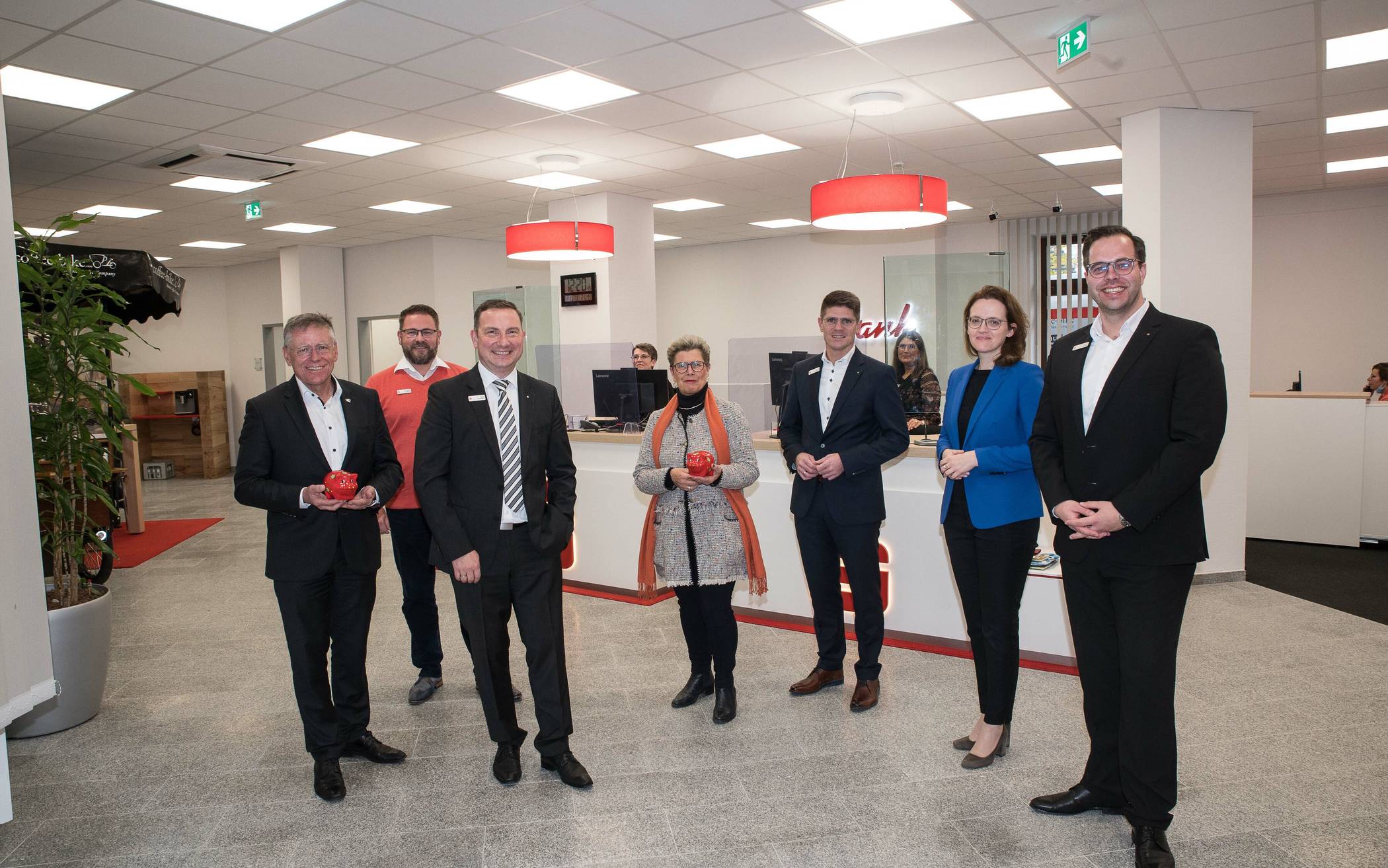 Angetan von der umgebauten Sparkassen-Filiale in