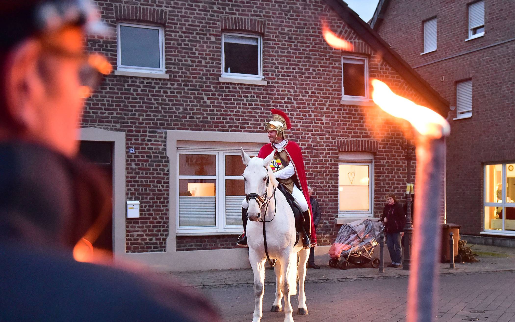  Heute zieht St. Martin wieder in Neersen. 