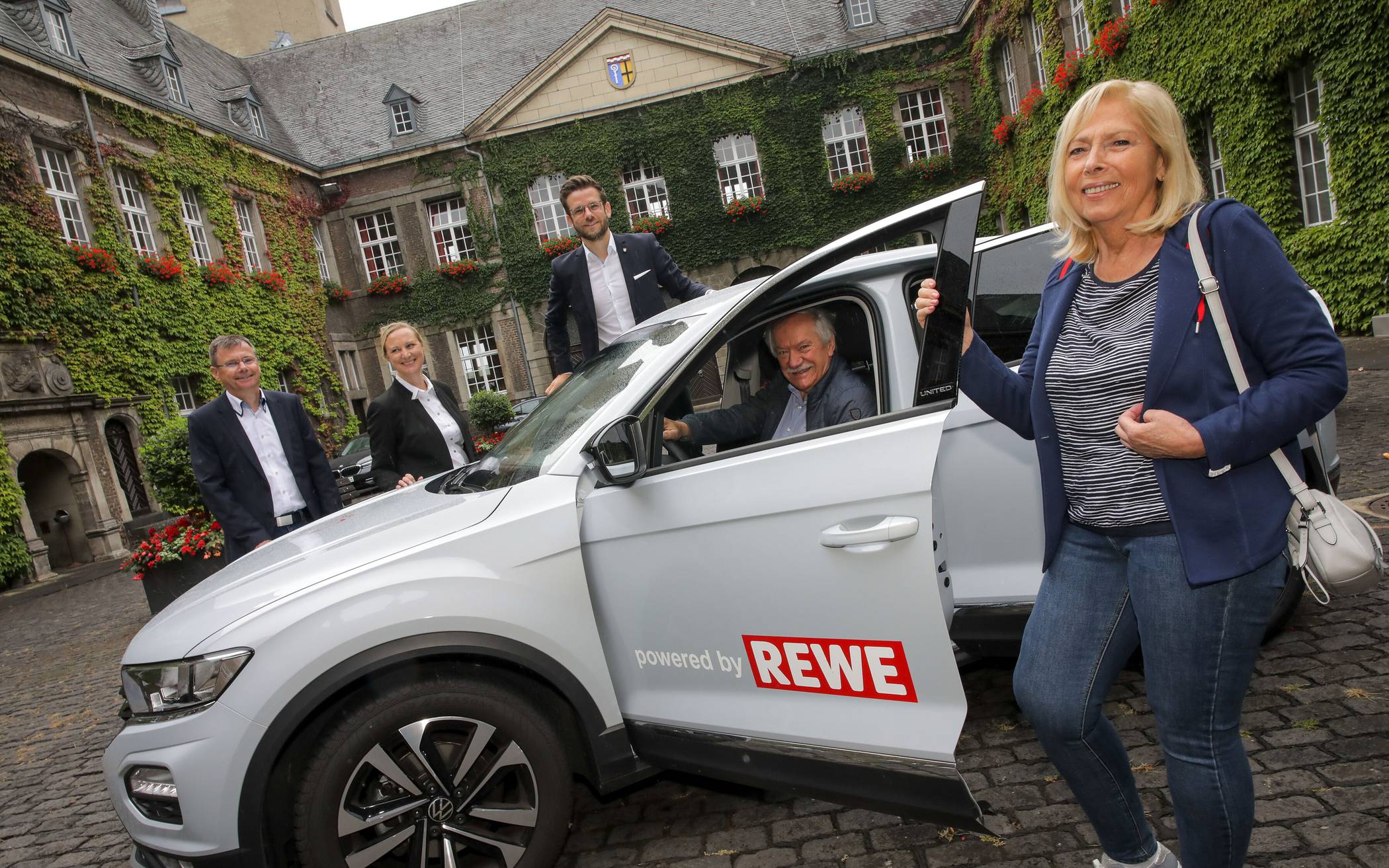  Im August wurde das Erfolgsmodell „Senioren-Shuttle“ in Mönchengladbach vorgestellt. Von links: Stephan Küppers, Leiter FB Altenhilfe, Beigeordnete Dörte Schall, OB Felix Heinrichs sowie Leo Kutscheid und Johanna Kennel von der Charity Alliance gGmbH.  