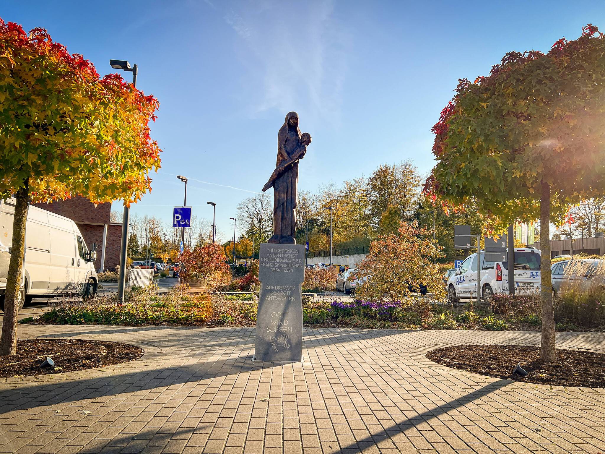 Die Bronzestatue vor den Kliniken Maria Hilf soll daran erinnern, was Mutter Magdalena und ihre Ordensschwestern für kranke Menschen geleistet haben. 
