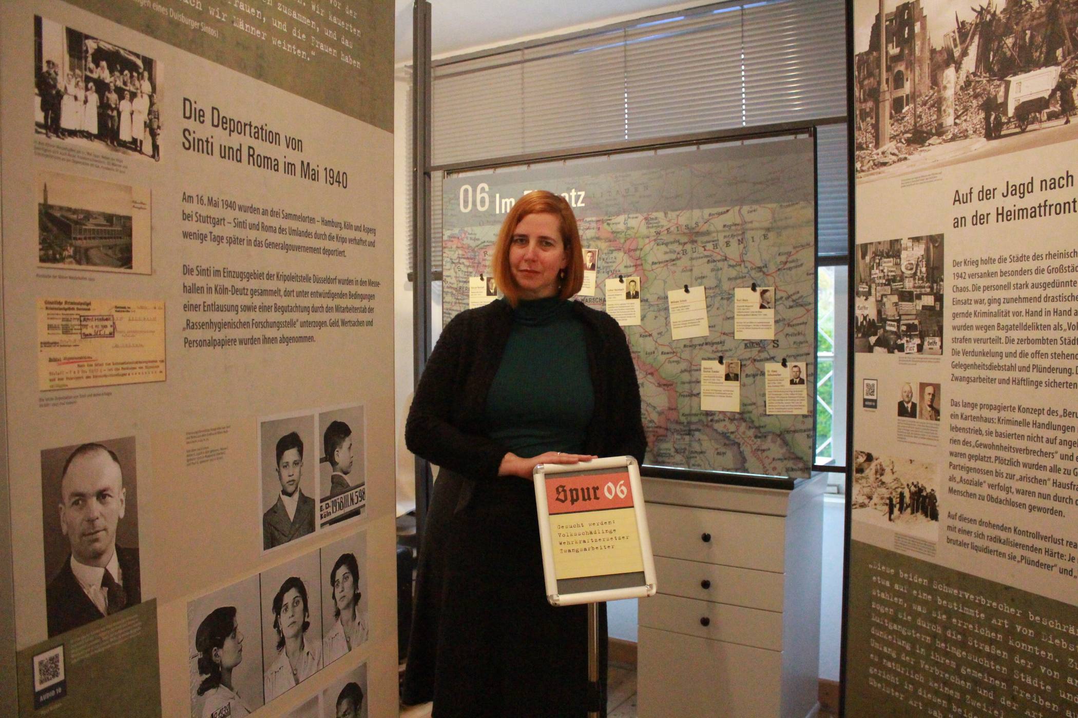 Beklemmend: Sandra Franz, Leiterin der NS-Dokumentationsstelle, präsentiert die Sonderausstellung zur Verstrickung der Kriminalpolizei in die Verbrechen der  Nazis. Foto: Müller
