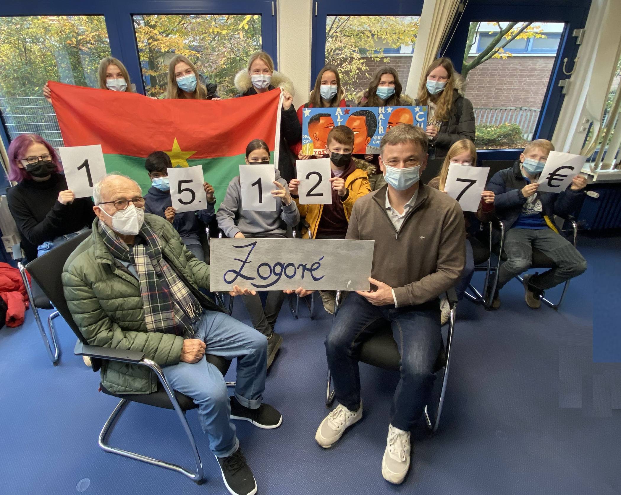 Eine stolze Summe: 15127 Euros konnten jetzt Edith und Hans Grips für den Förderverein Willich–Zogoré symbolisch in Empfang nehmen. Die Spende kam von der Robert-Schuman-Europaschule an den Zogoré-Förderverein. 