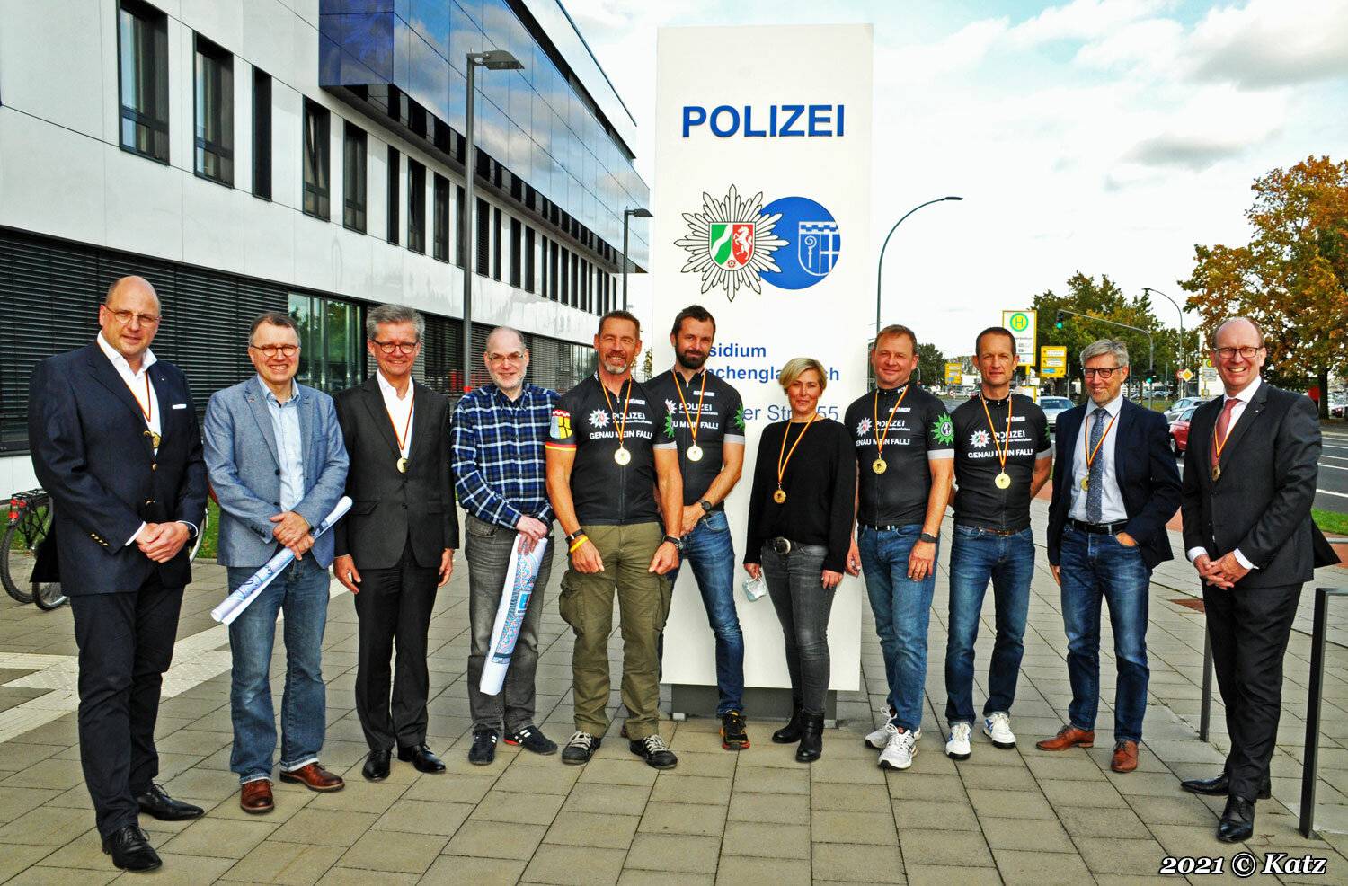 Das Team „Pascal &amp; Friends“ überreicht insgesamt 17 000 Euro für den guten Zweck.  