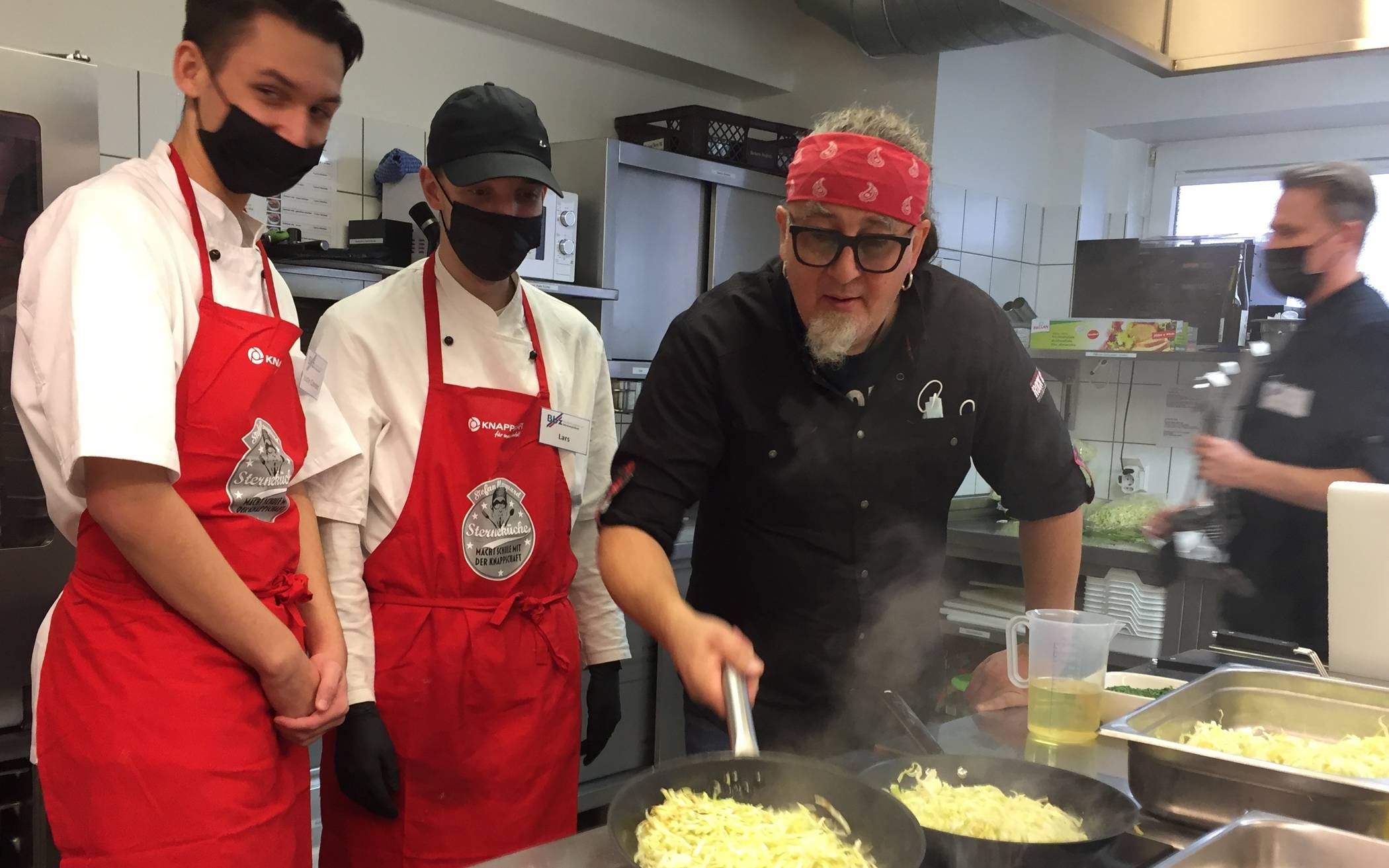 Stefan Marquard zeigt den Kochschülern Justin