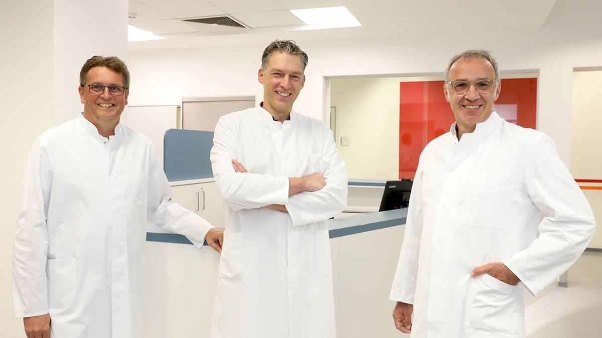  Dr. Tim Claßen (M.), Chefarzt der Klinik für Orthopädie und Orthopädische Rheumatologie, und seine Oberärzte Michael Metz (l.) und Frank Lorenz wurden für ihre exzellenten Operationsergebnisse von der AOK mit drei Bäumen ausgezeichnet. 