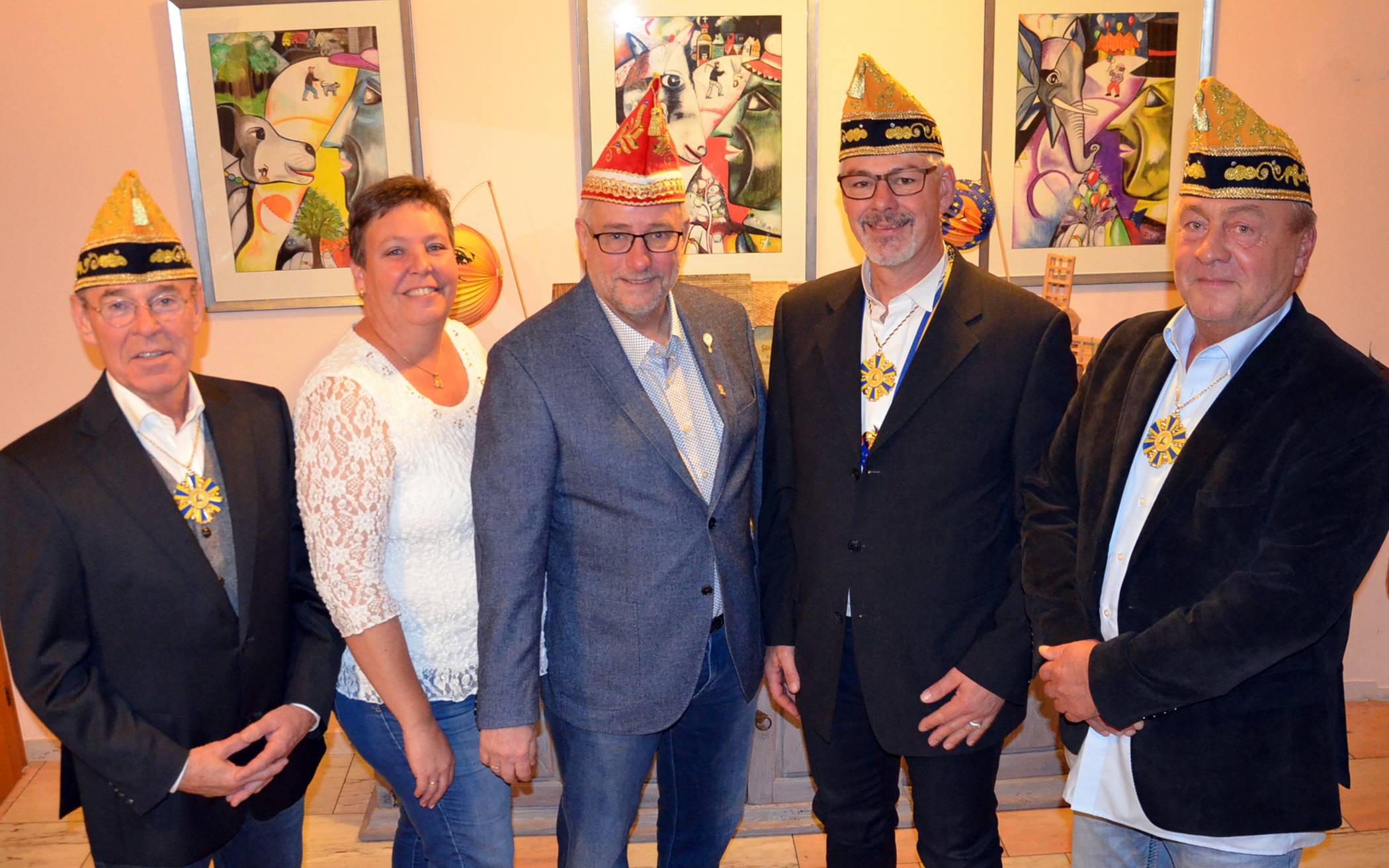 Der Vorstand der KG Hoseria präsentiert den neuen Träger des Ordens „Goldenes Vierscher Herz“, Dirk Mangold (Mitte). 