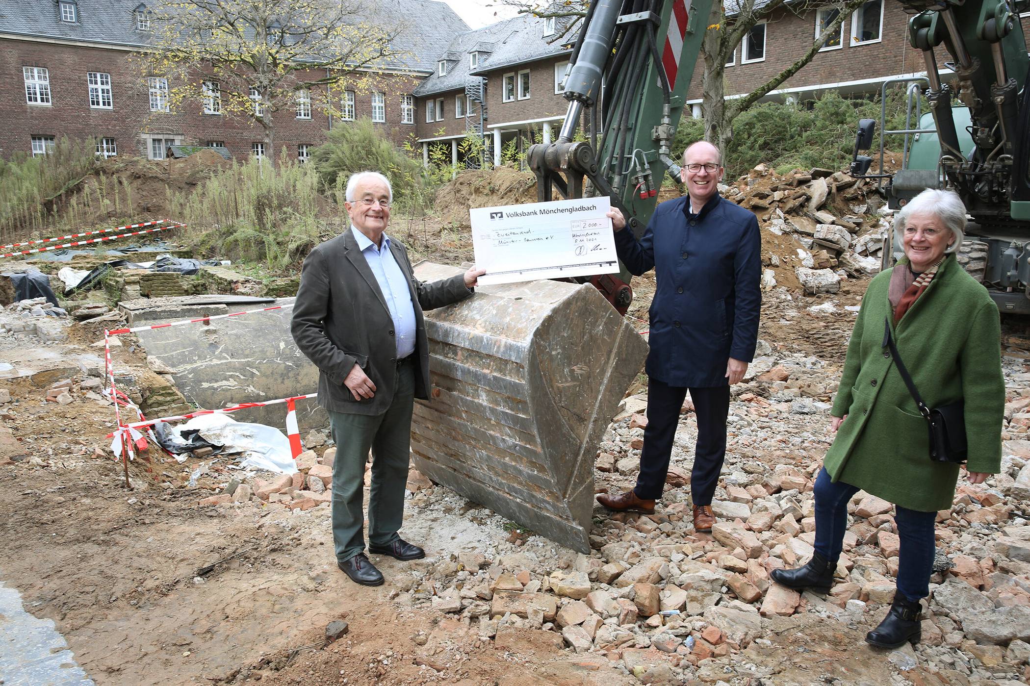 Die Volksbank Mönchengladbach unterstützt die Erneuerung des Brunnenhofes mit 2000 Euro. V.l.: Dr. Bodo Assert, Vorsitzender des Münsterbauvereins, Franz Meurers, Vorstandsmitglied der Volksbank Mönchengladbach, und Schatzmeisterin Anna Baus.  