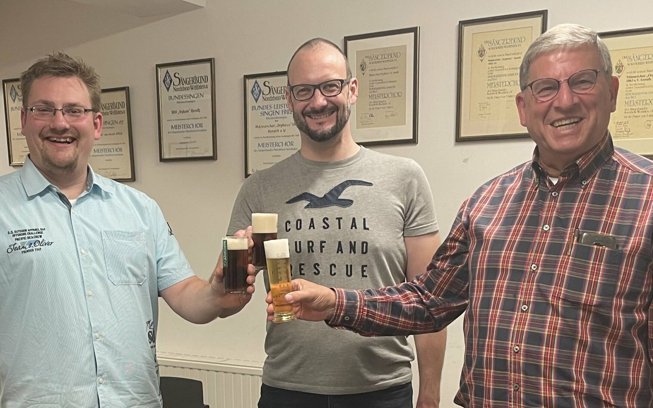 Ein Prost auf die Fortsetzung der guten Zusammenarbeit sagen Stephan Marx, Chorleiter Christian Wilke, Bernd Straeten (von links). 