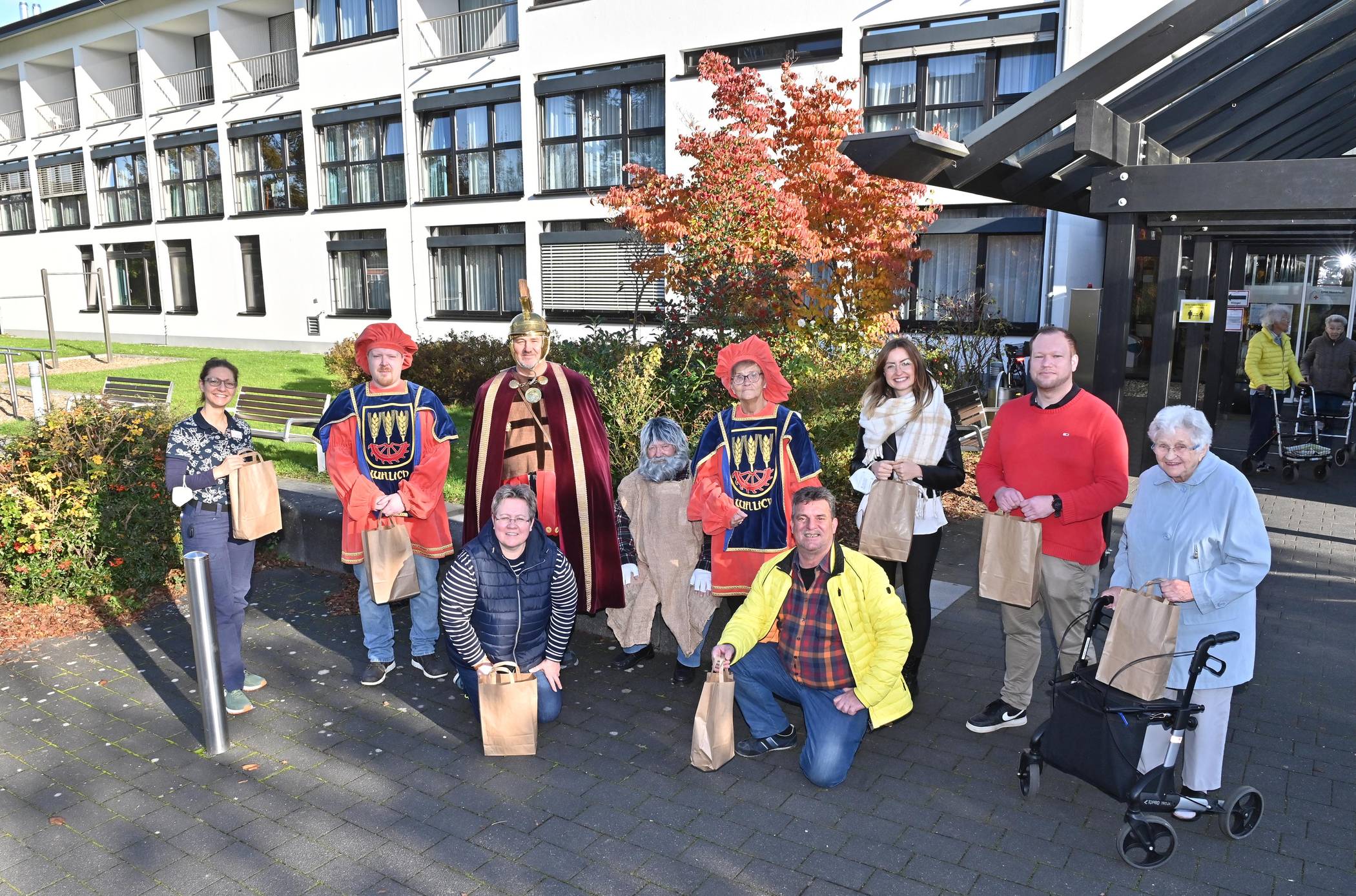 Der St. Martinsverein Willich überraschte die Bewohner und Mitarbeiter von Haus Moosheide mit einem Besuch des St. Martin. Im Bild, St. Martin ( Willi Keuren), der "arme Mann" Hans Nielbock, Stefanie Keuren (1. Vorsitzende Martinsverein) und Michael Paas. Jan Kallewegge und Tatiana Koplin (Hausleitung), Kartrin Fischer(Sozialdienst) und Marga Becker (Bewoherbeirat) freuten sich..