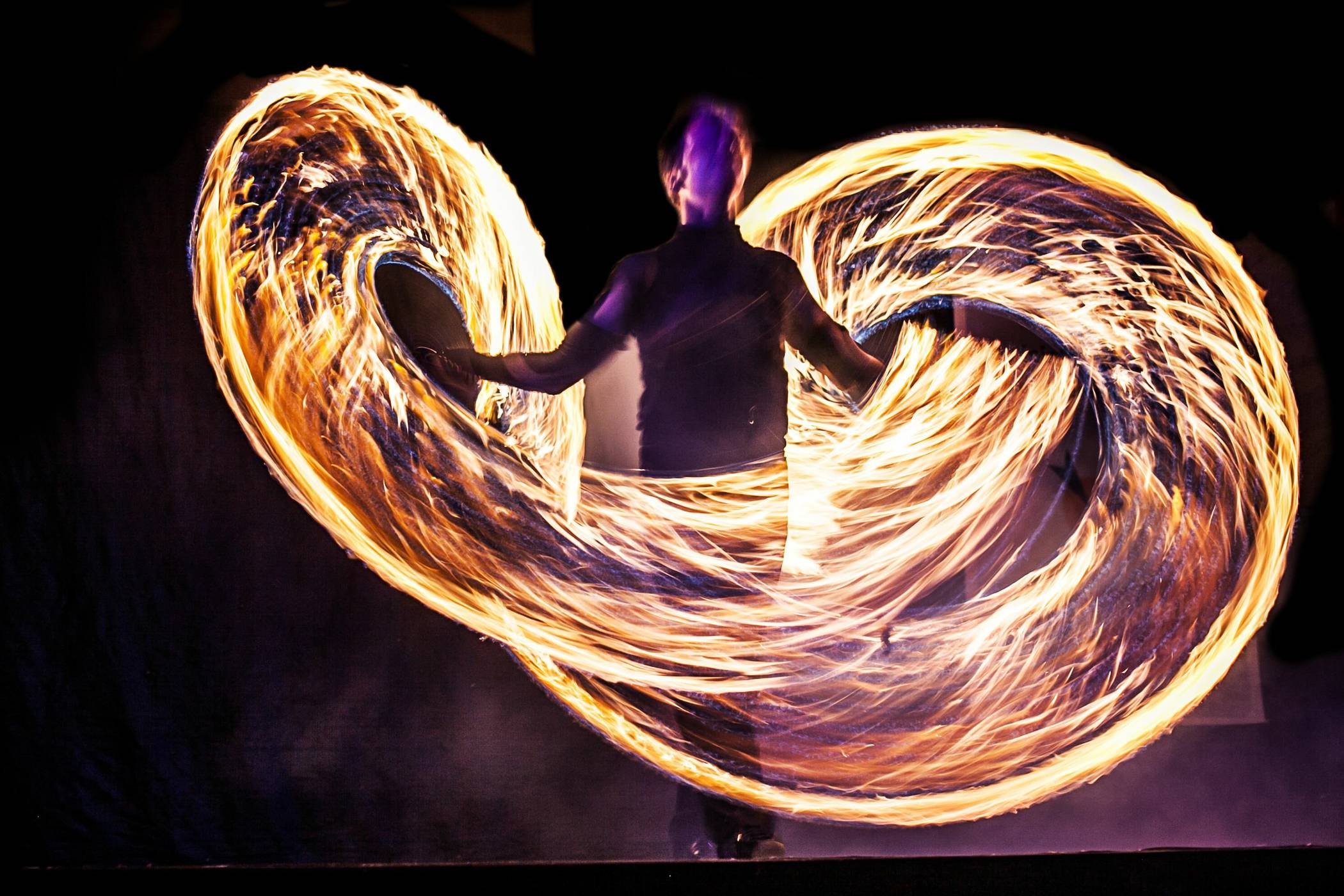  Feuerkünstler der Krefelder Gruppe Chapau Bas bieten in der City tolle Shows. Foto: Chapeau Bas  
