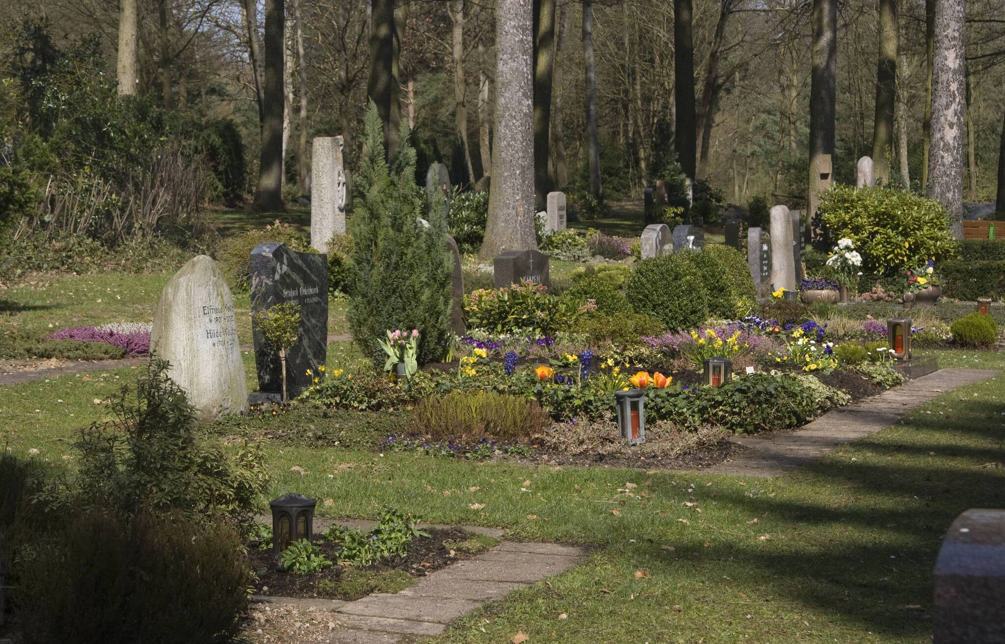 Auf den Friedhöfen wird heute zum Volkstrauertag gedacht. 
  