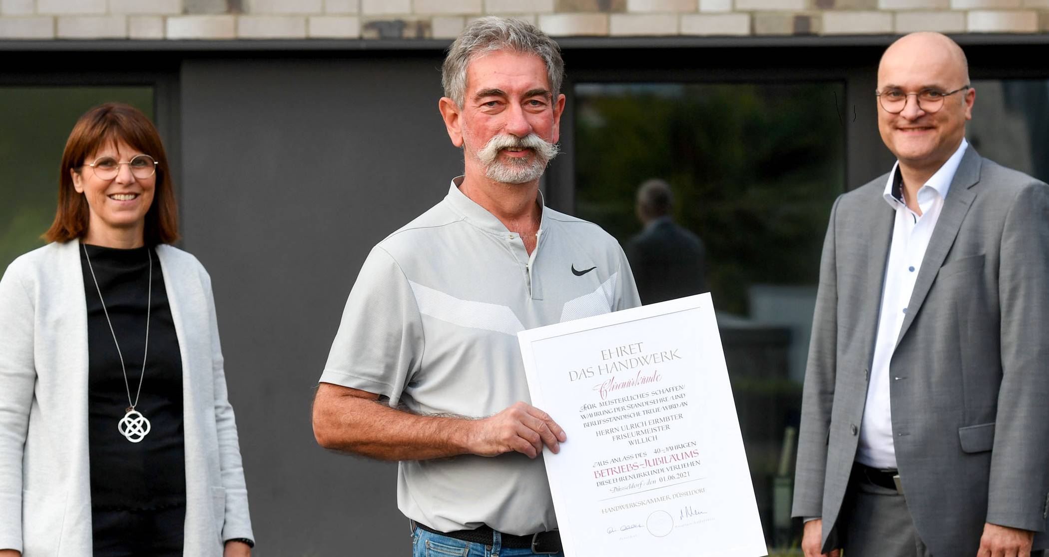  40 Jahre Friseur Ulrich Eimbter (Mitte):. Die Ehrenurkunde der Handwerkskammer Düsseldorf überreichten ihm die Obermeisterin der Friseur-Innung Kreis Viersen, Alexandra Houx-Brenner, und Hauptgeschäftsführer Marc Peters von der Kreishandwerkerschaft Niederrhein. 
