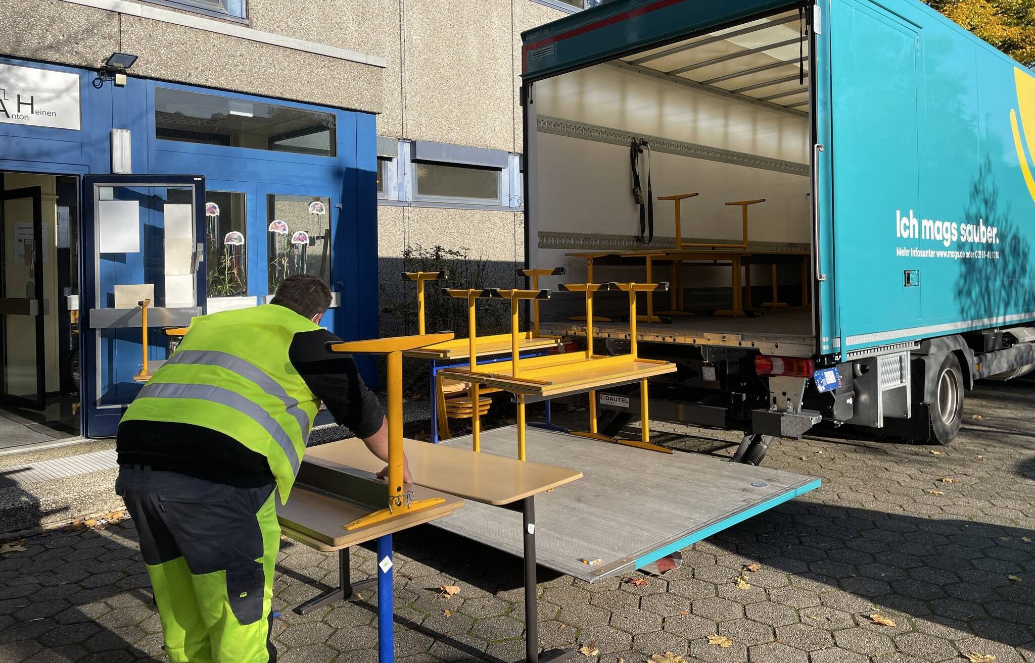 Mönchengladbach spendet Schulmöbel für Flutopfer