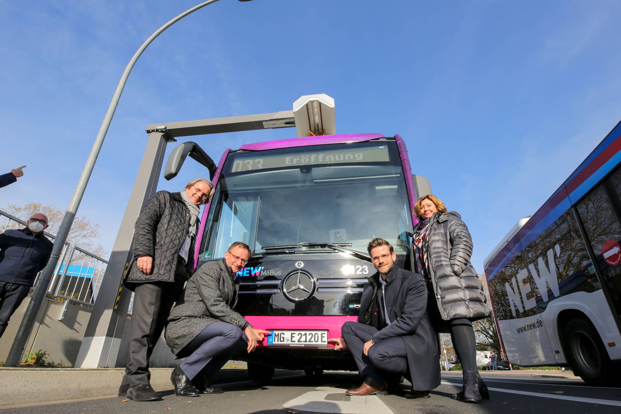 Bereit für die Jungfernfahrt (v.l.): Dr. Gregor Bonin, Stadtdirektor&nbsp; und Technischer&nbsp; Beigeordneter, NEW-Vorstand Thomas Bley, OB Felix Heinrichs&nbsp;und NEW-Aufsichtsratschefin Nicole Finger. 