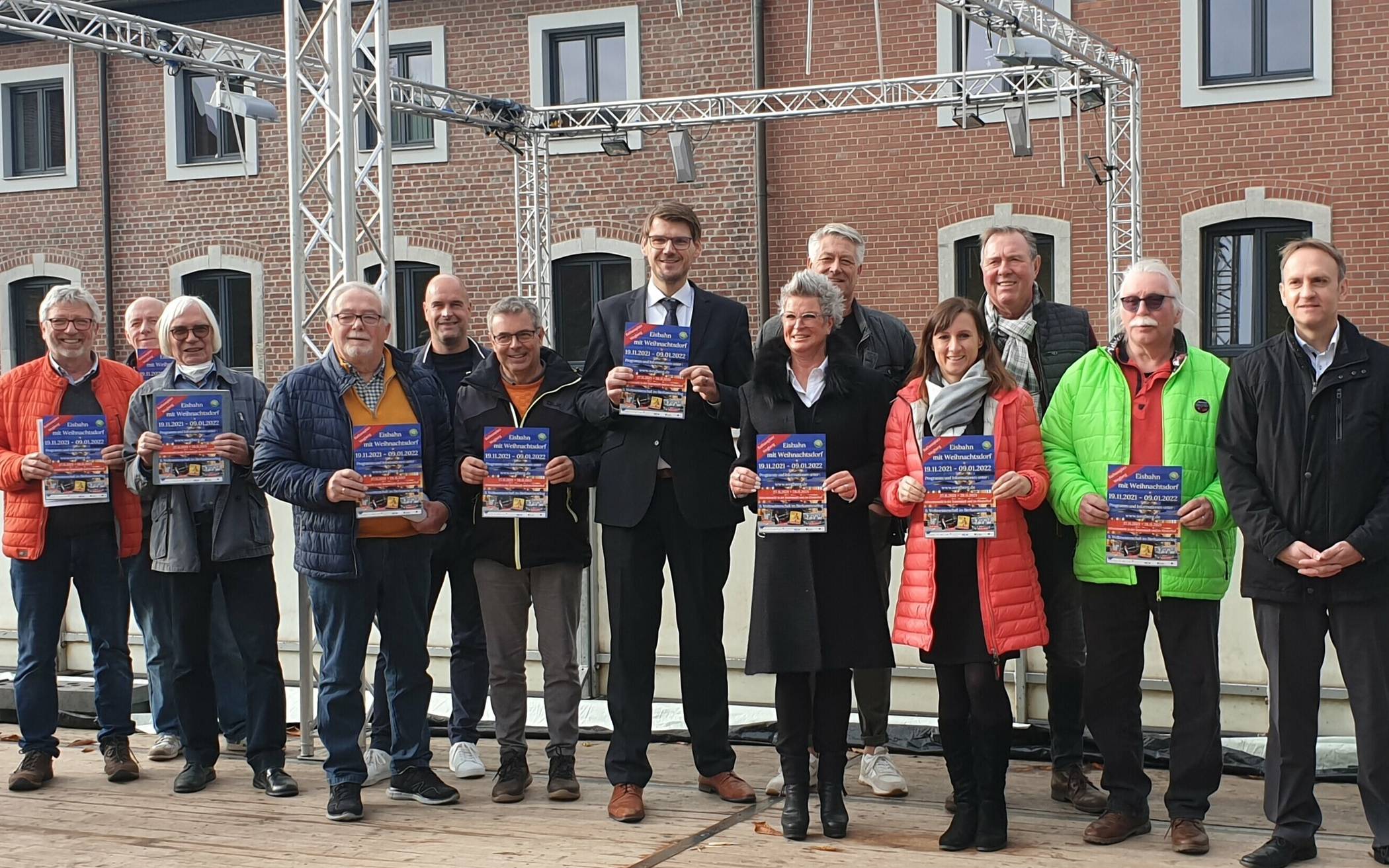  Bürgermeister Michael Stock freut sich gemeinsam mit Vertretern der Stadtverwaltung, Sponsoren und Mitgliedern der Werbegemeinschaft auf das weihnachtliche Wegberg.  