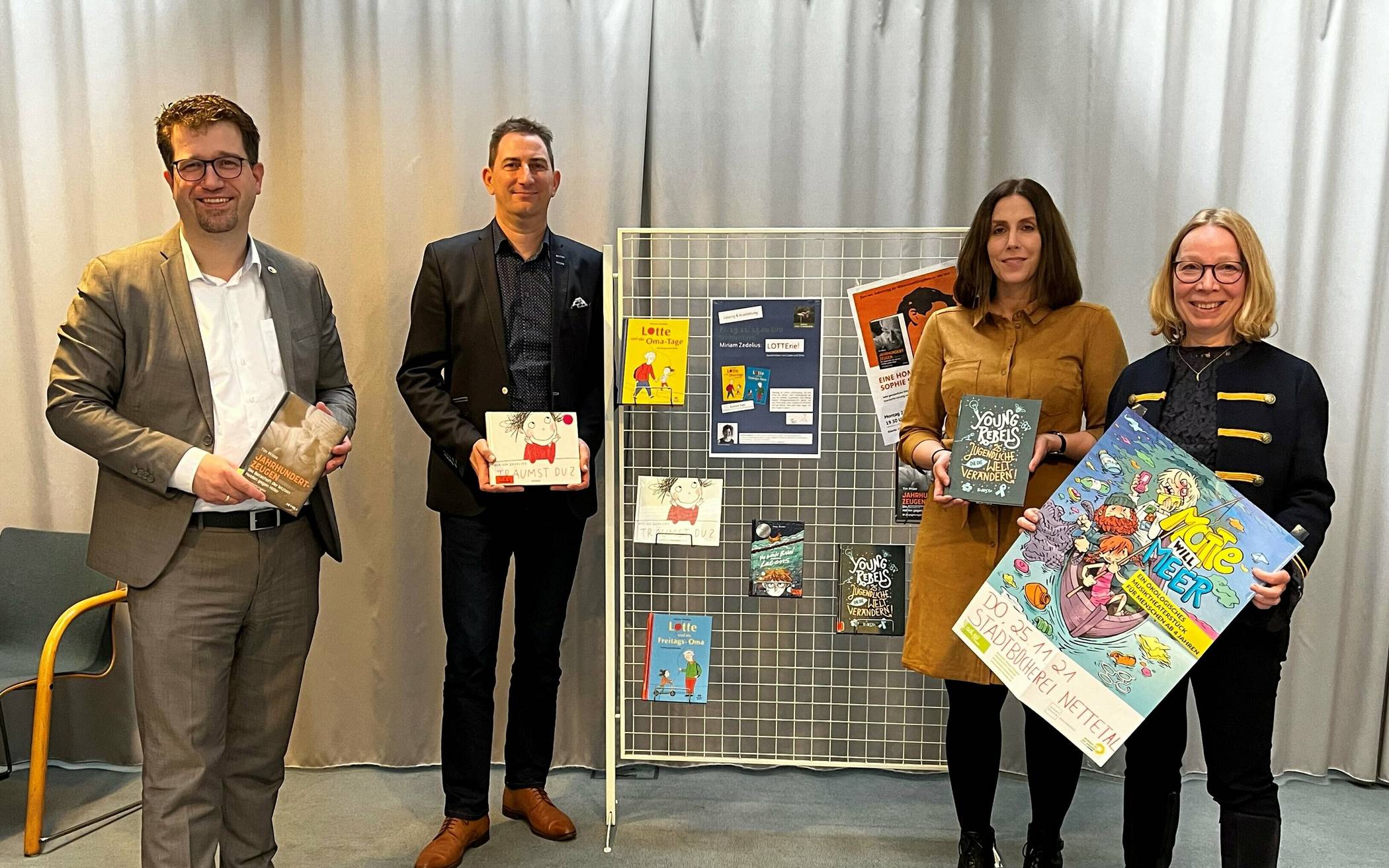  Stellten das Programm der neunten Nettetaler Kinder- und Jugendbuchtage vor (v.r.): Birgitt Mager, Büchereileiterin Sabine Ließfeld, Jochen Müntinga und Bürgermeister Christian Küsters. 