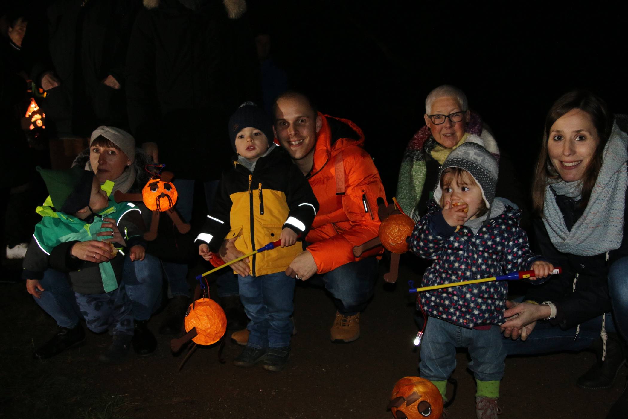 Kindertagespflegeeltern haben in Osterath einen Martinsumzug organisiert. 