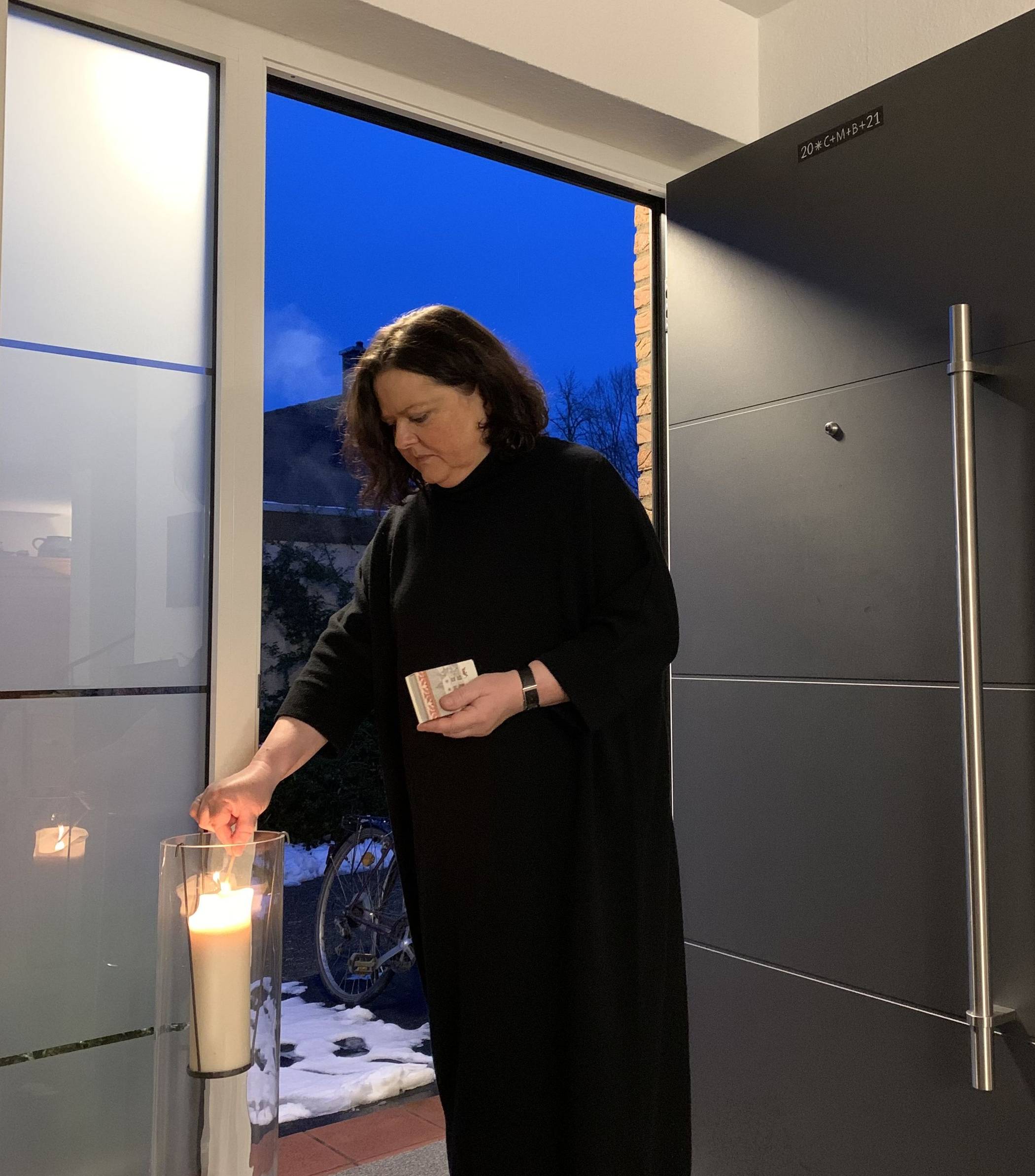 Zündet ein Licht an: Superintendentin des Evangelischen Kirchenkreises Krefeld-Viersen, Pfarrerin Dr. Barbara Schwahn. Foto:EK Krefeld-Viersen