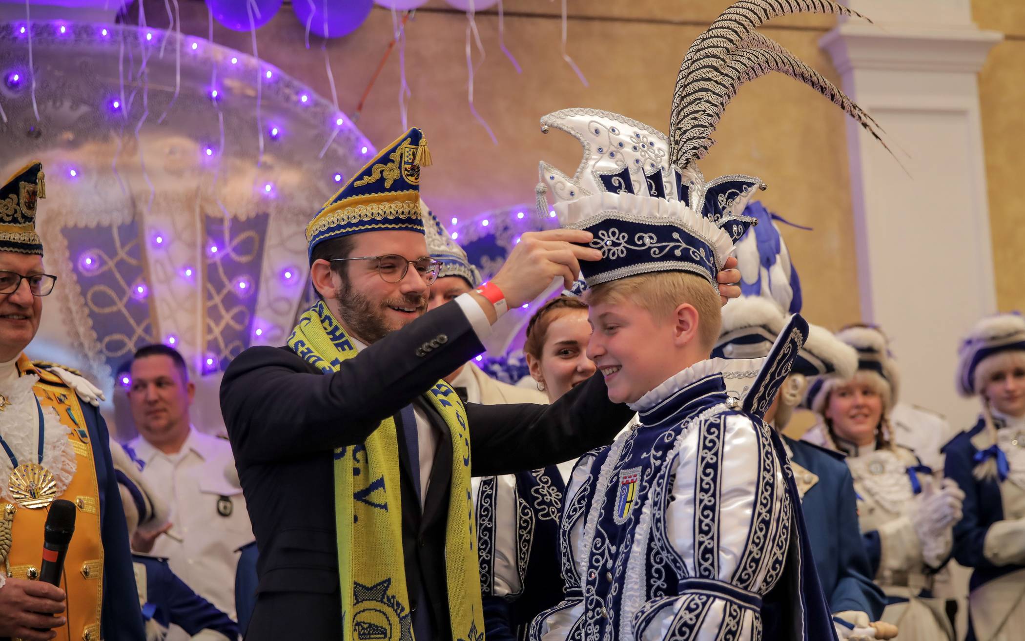  Am Samstag wurde das neue Kinderprinzenpaar der Stadt Mönchengladbach proklamiert. Hier nimmt Prinz Marlon I. die Federn von Oberbürgermeister Felix Heinrichs in Empfang. Prinz Marlon I. wird gemeinsam mit Prinzessin Lea I. die Nachwuchsjecken regieren. Aufgrund der aktuellen Entwicklung der Covid-19 Fallzahlen nehmen das Kinderprinzenpaar und das designierte Prinzenpaar aber vorerst keine Termine in Präsenz wahr. 