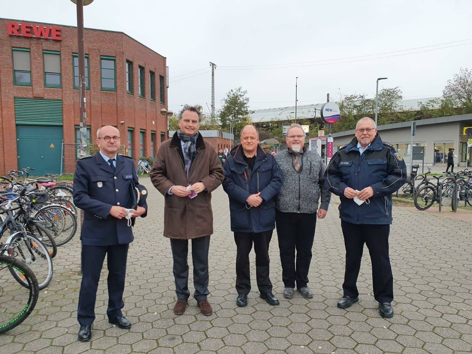  Am Platz der Republik soll ein modernes und hoch funktionalen Polizeirevier für die Bundespolizei entstehen. Von links: Steffen Richter, &nbsp;Günter Krings, Manfred Freiwald, Fred Oltmanns und Michael Potschka. 
  