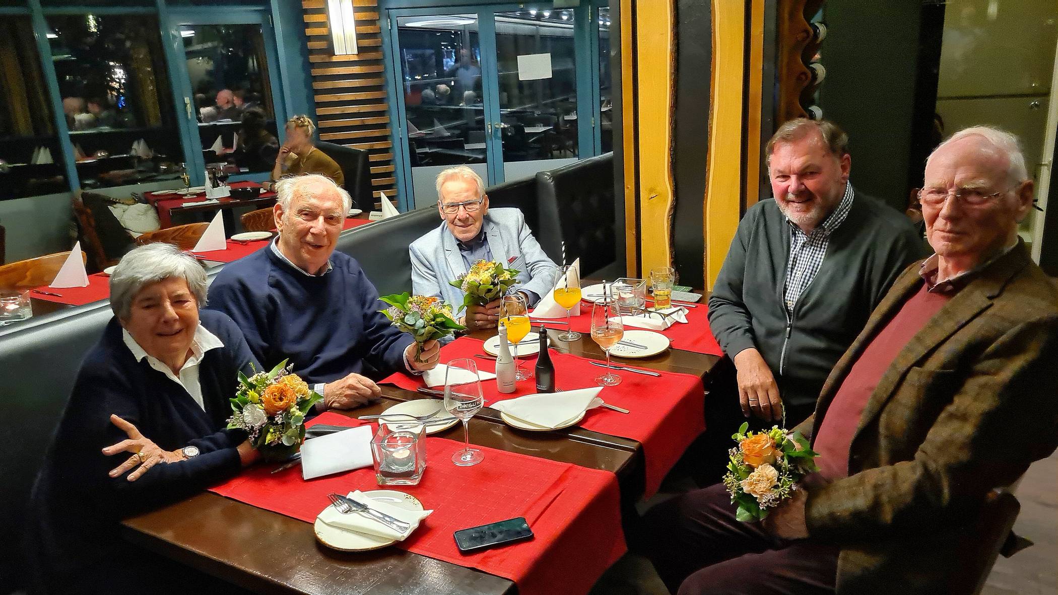 Doris zur Bonsen, Stefan Bender und Hermann Müsch wurden von dem ausscheidenden Vorsitzenden des Stiftungsrates, Heribert Schween, und dem neuen Vorsitzenden, Toni Selders, in einer kleinen Feier verabschiedet. 
  