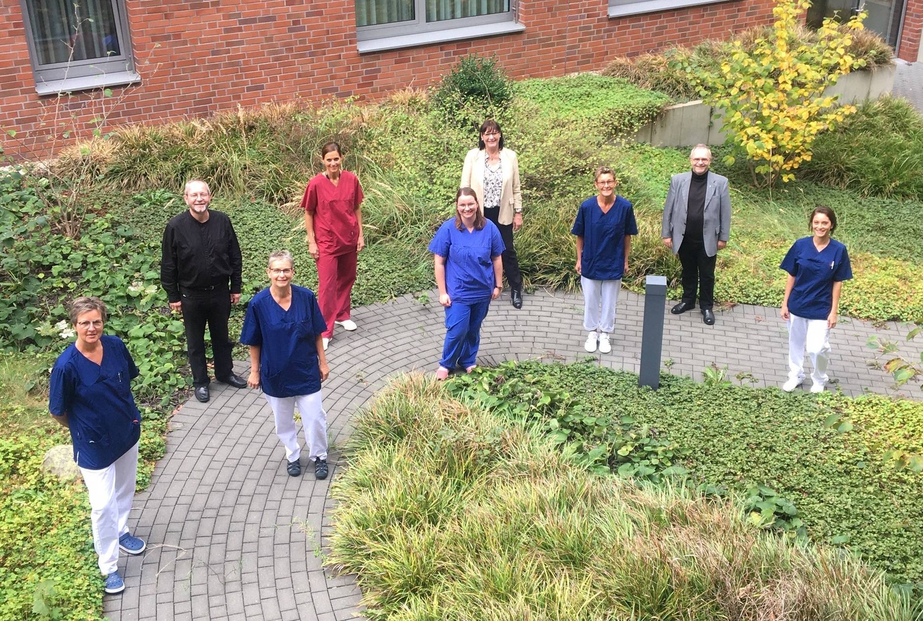  Das Team der Gedenkfeier: Marion Schommen, Pfarrer. Peter Brischke, Silke Reiners, Jessica Frehn, Philomena Kalb, Ulrike Brischke, Antonia Schniedewindt, Pfarrer Guido Helbig, Angie Emmrich (v.l.). 
  