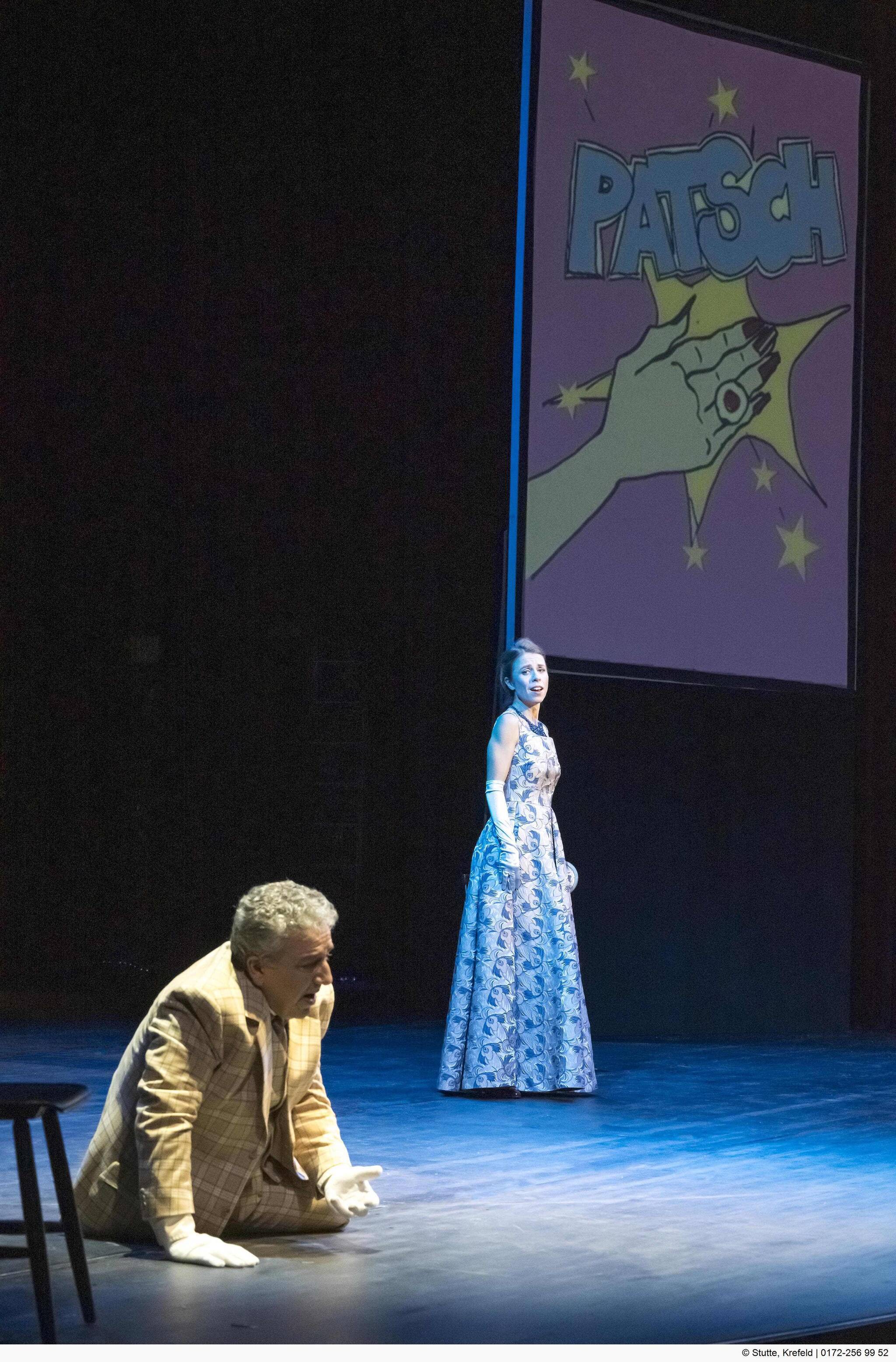 Patsch: Was hier auf der Bühne gerade passiert ist, illustriert das Comic im Hintergrund. Foto: Stutte