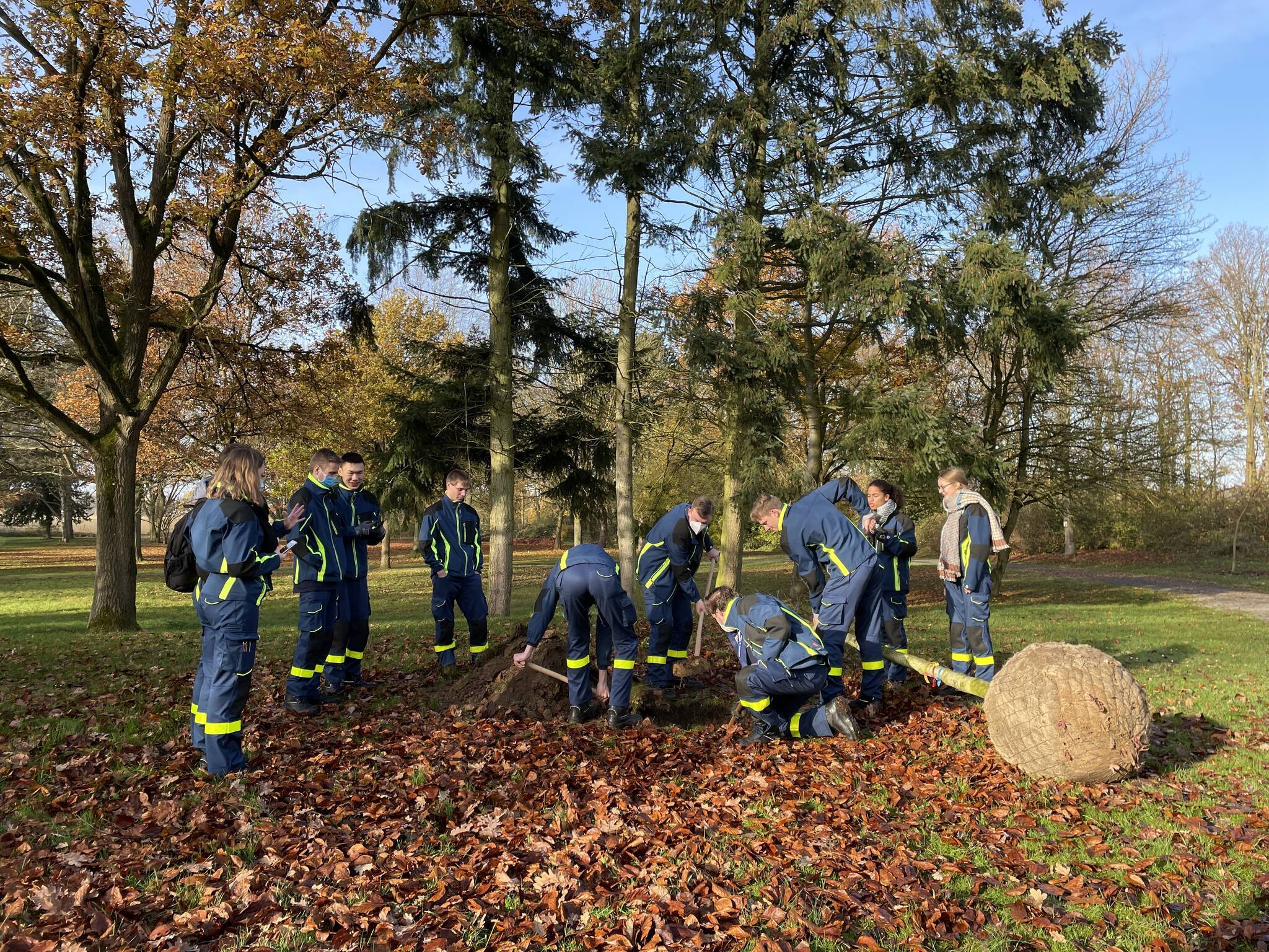  Eine Gruppe „Bufdis“ des THW verzichtet auf die Hilfe des mags-Baggers und greift selbst zur Schippe. 