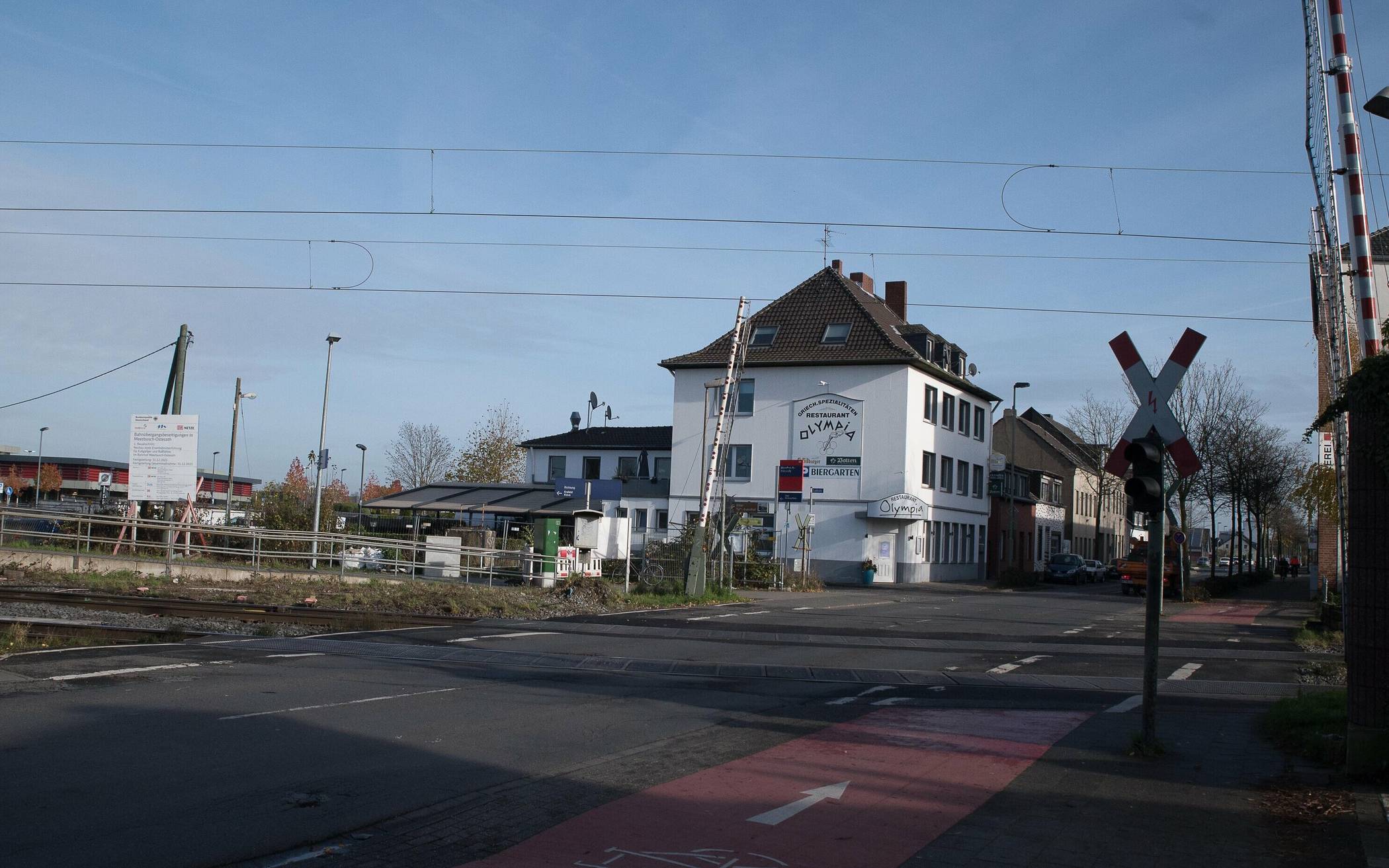 Die Deutsche Bahn hat einen zeitlich unbestimmten Baustopp am Bahnübergang in Osterath angekündigt. Im Meerbuscher Rathaus sorgt die Ankündigung für Verstimmung. 