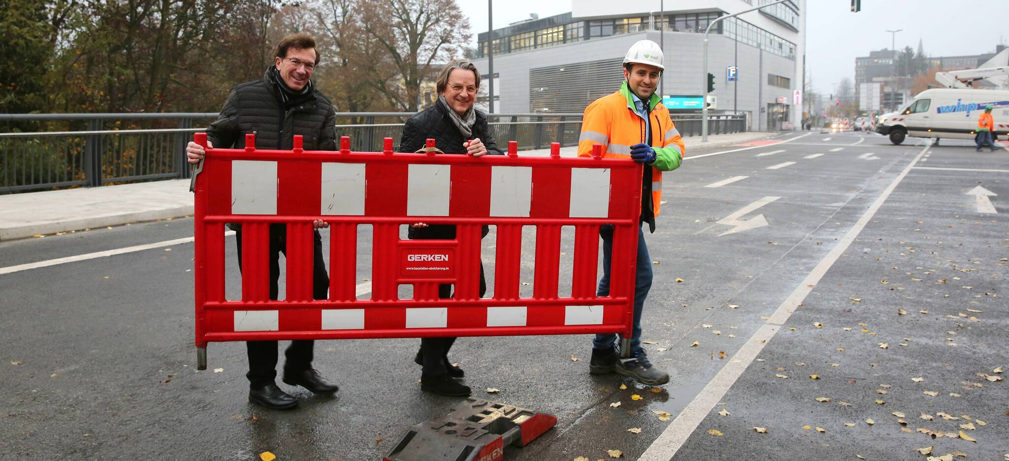 Machen den Weg frei: Frank Gauch, Fachbereichsleiter Straßenbau und Verkehrstechnik, Dr. Gregor Bonin, Stadtdirektor und Technischer Beigeordneter, und Hakan Cimin, Oberbauleiter Wayss &amp; Freytag. 