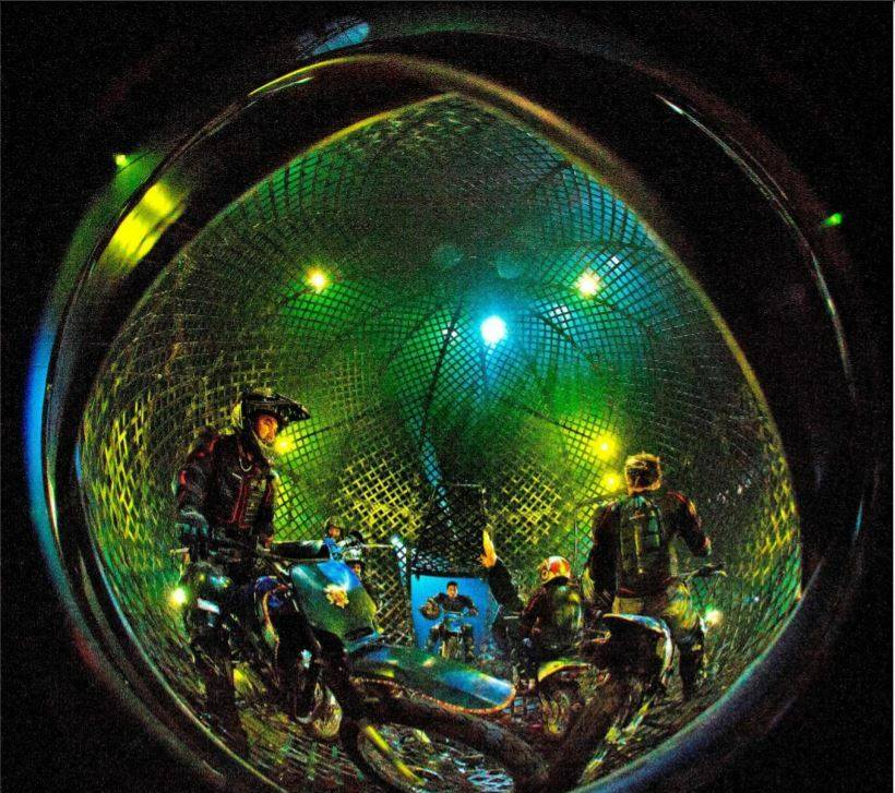 Nervenkitzel pur und so einige PS bringt die kolumbianische Torres Truppe in die Manege.			Foto: Circus Probst