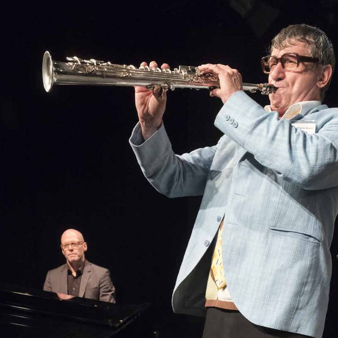 Michael Ophelders  wird am Klavier begleitet