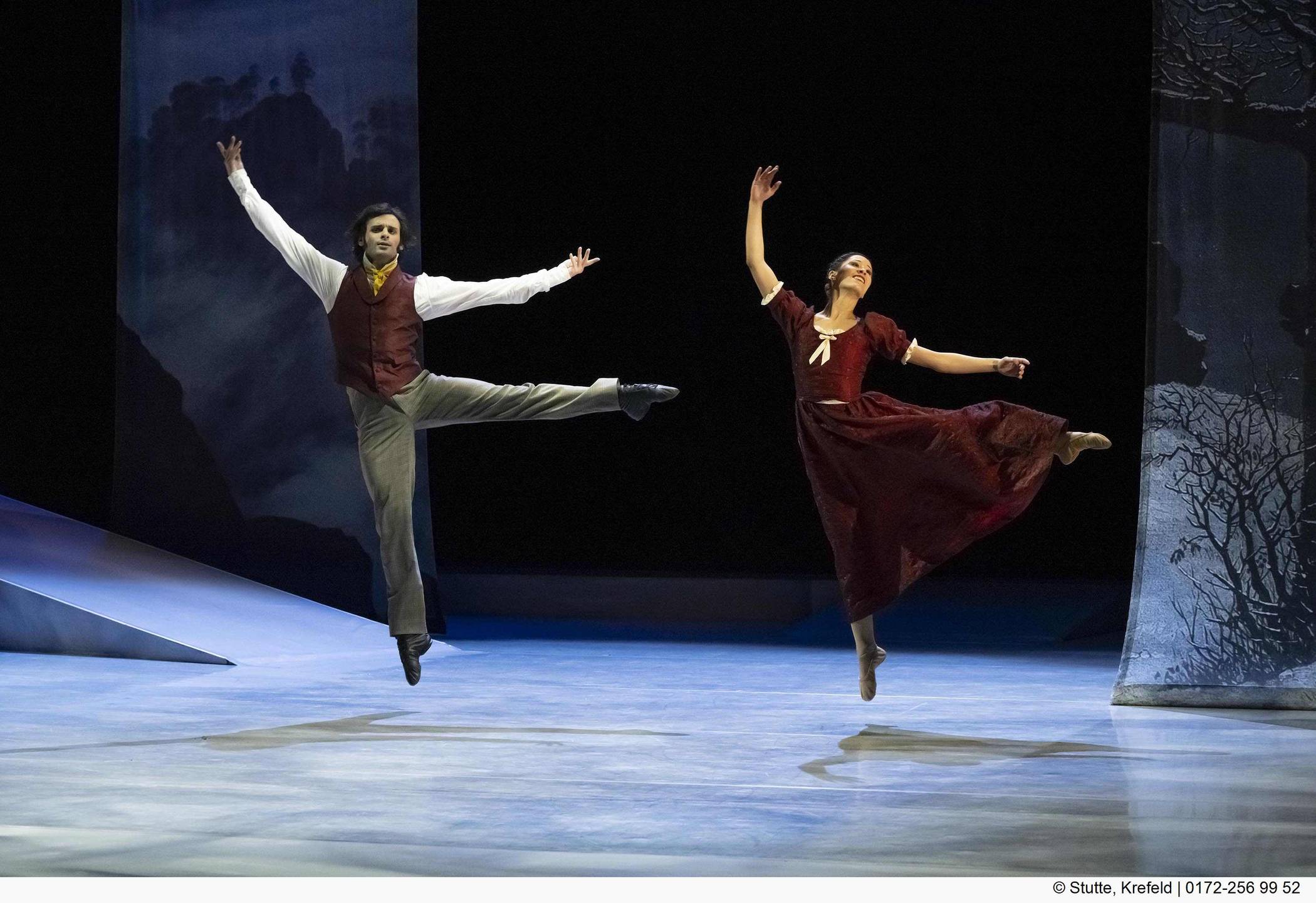 Veranschaulicht: Die Tänzer in historisierenden Kostümen verleihen der Musik sichtbaren Ausdruck.  